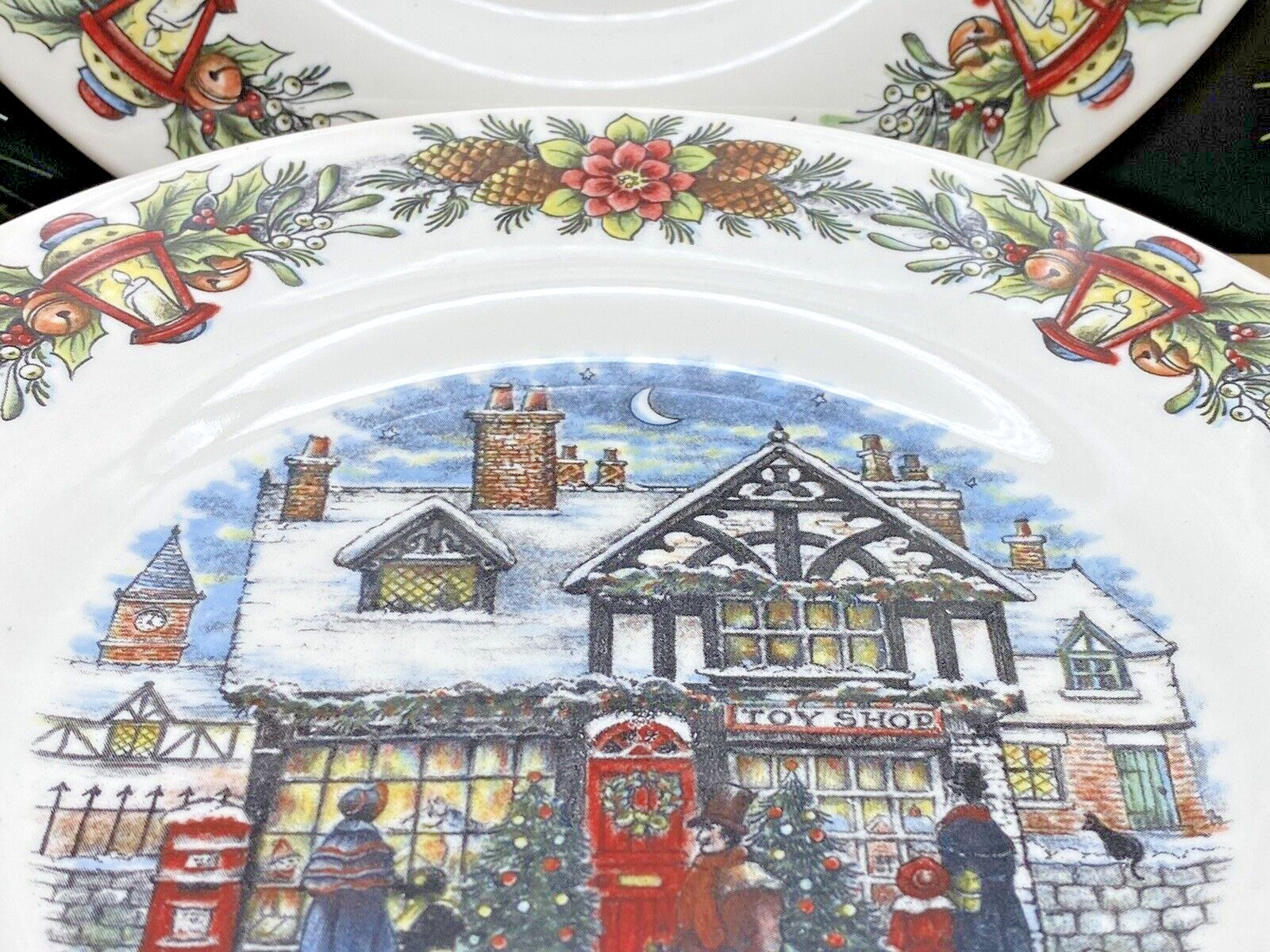 NEW-Royal Stafford CHRISTMAS TOY SHOP 8.5″ Salad Plates Pine Border (SET OF 2)