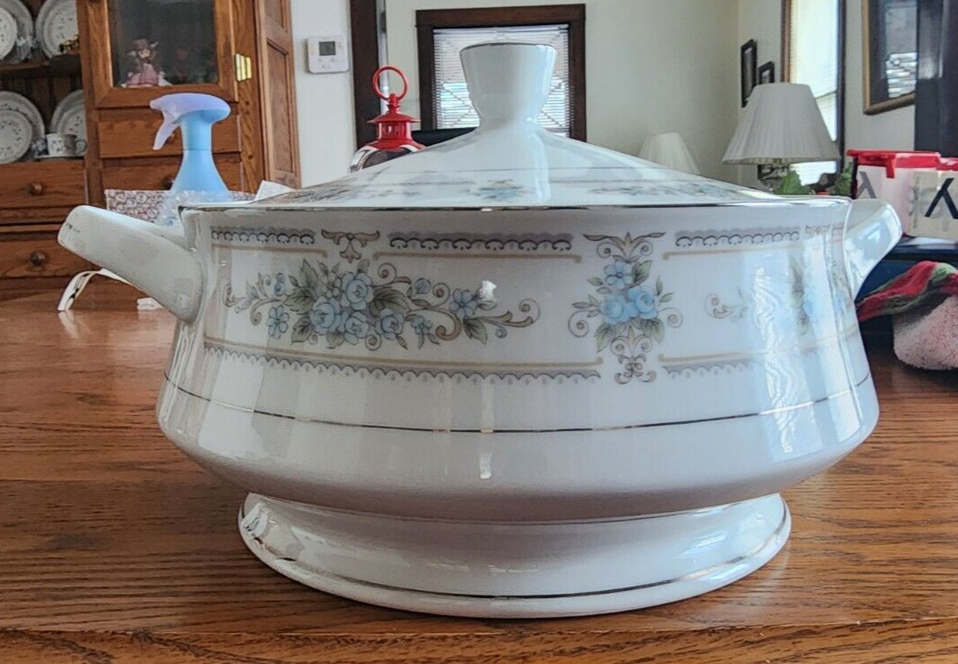 Elington Casserole 2 qt. Covered Wade Fine Porcelain White Blue Platinum Trim !