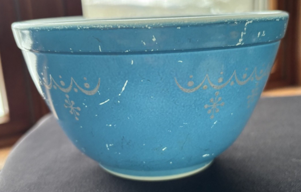 Pyrex Blue w/ White Snowflake 1 1/2Pt 401 Mixing Bowl Good Used Condition