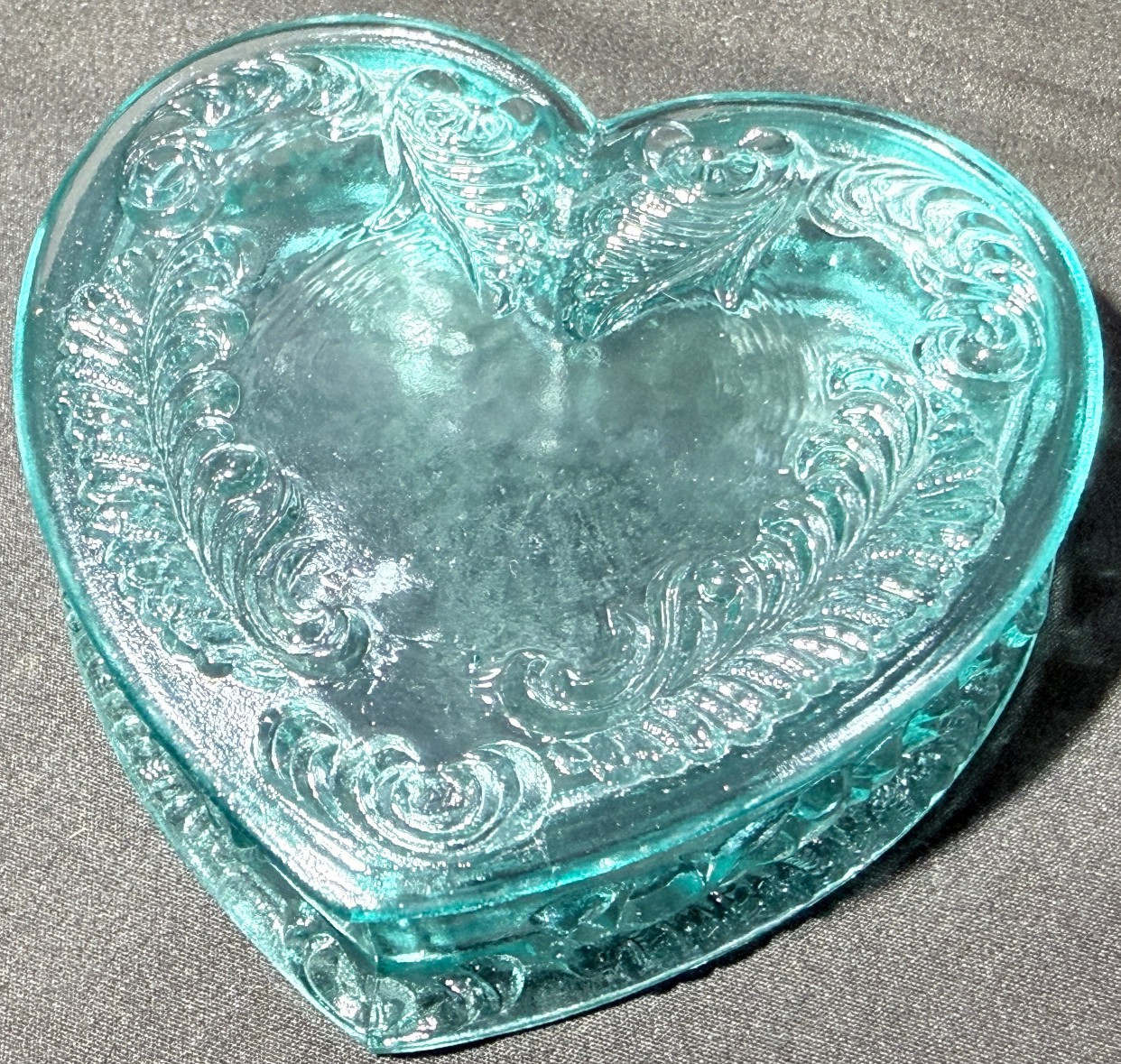 Green Vaseline Uranium art glass Heart Powder makeup box candy dish jewelry glow