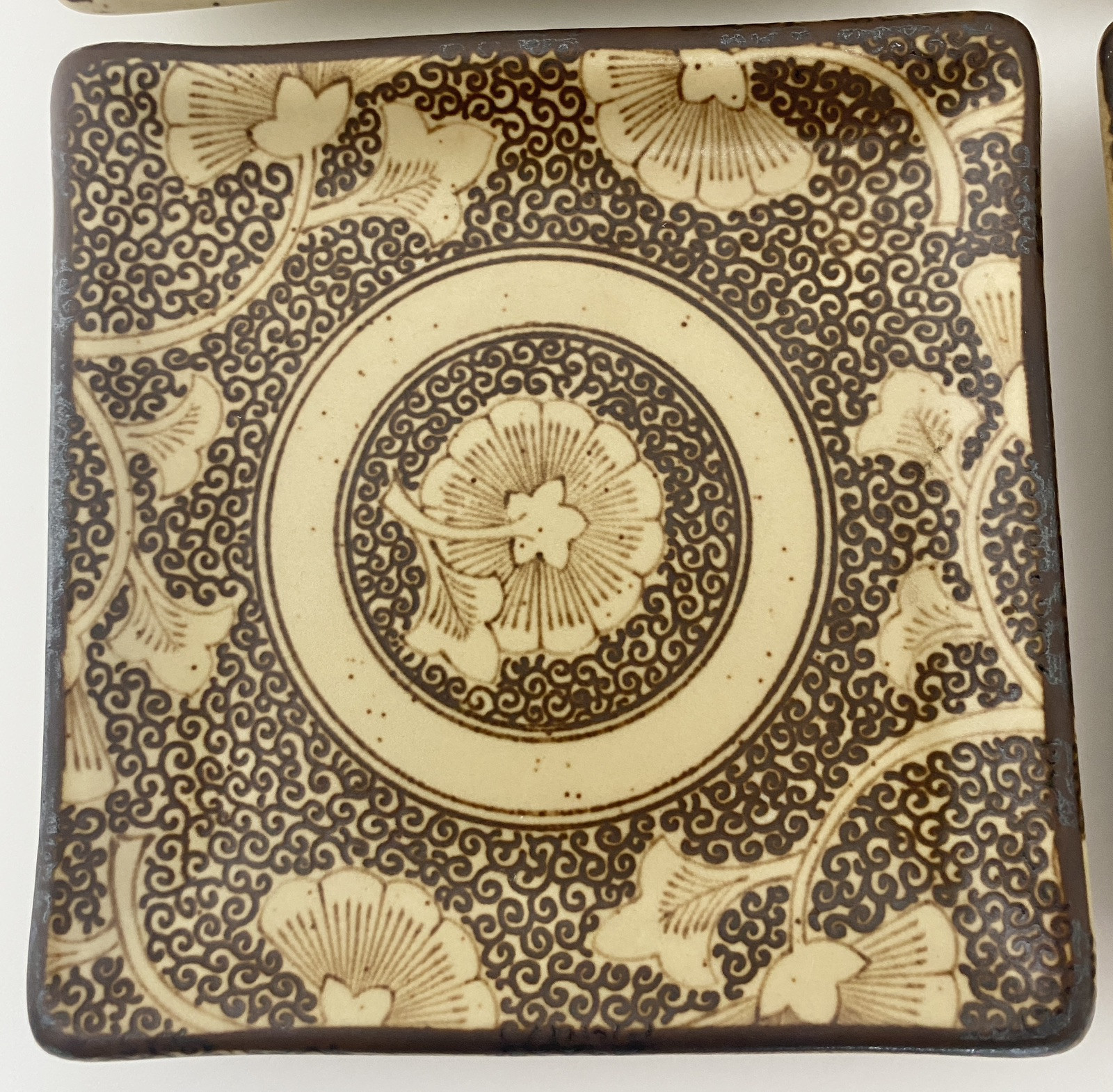 Set/4 Sound Collection SOUSAKU Japan 5″ sushi plates floral scrolls stoneware