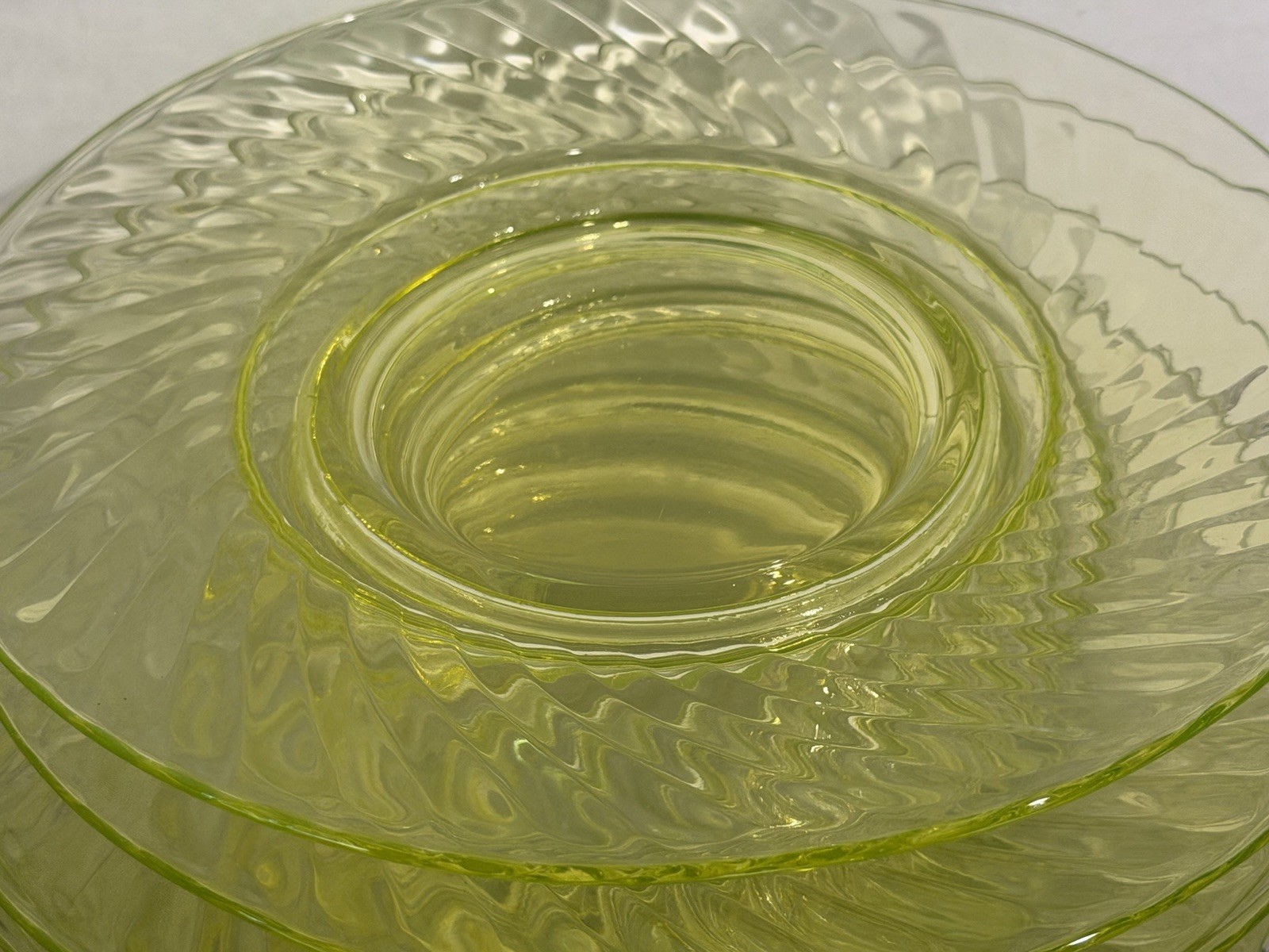 Swirl Vaseline glass Plate Set Of 10