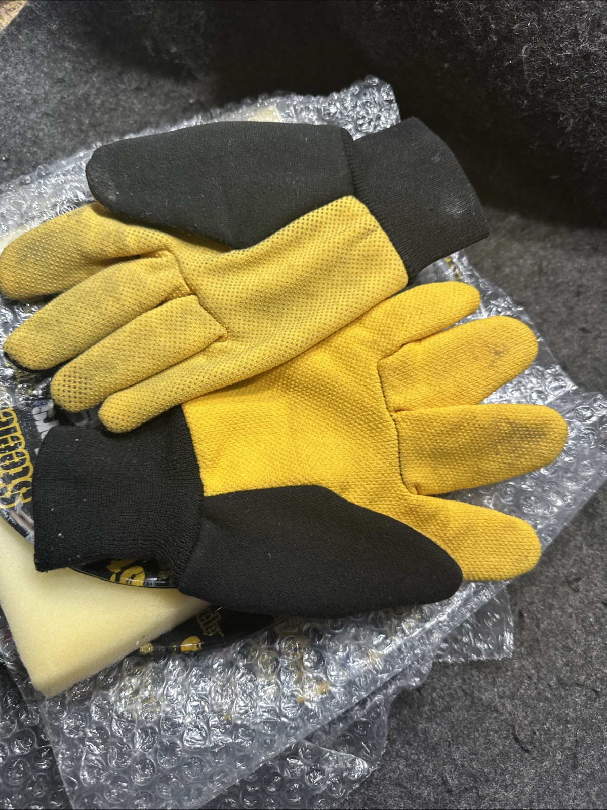 Pittsburgh Steelers lot of 3 13″ 10 and 8″ plates Advertisement & Gloves