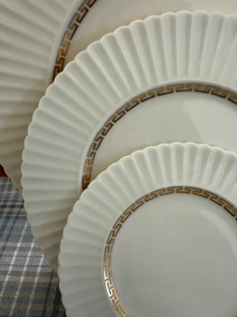 Lenox CRETAN (Gold Key design) 5 piece place setting- mint + flawless