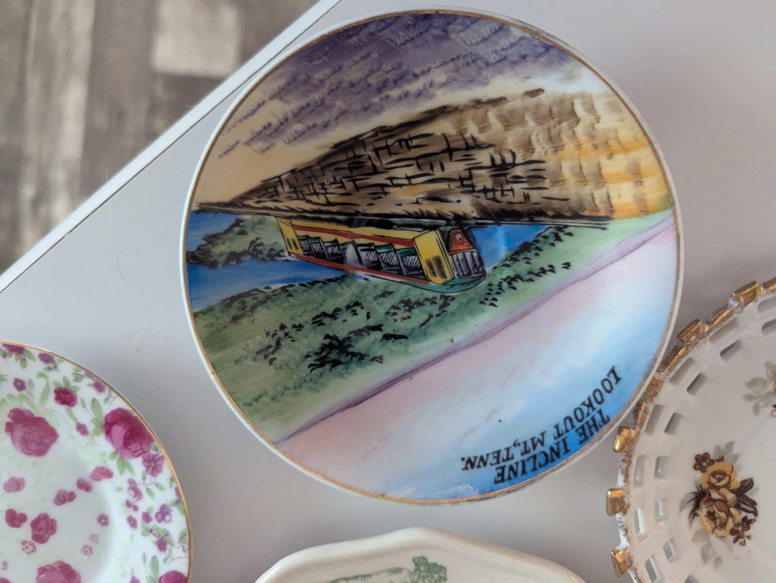4 Shabby Cottage Vintage Mismatched Decorative Floral Plates Gallery Wall