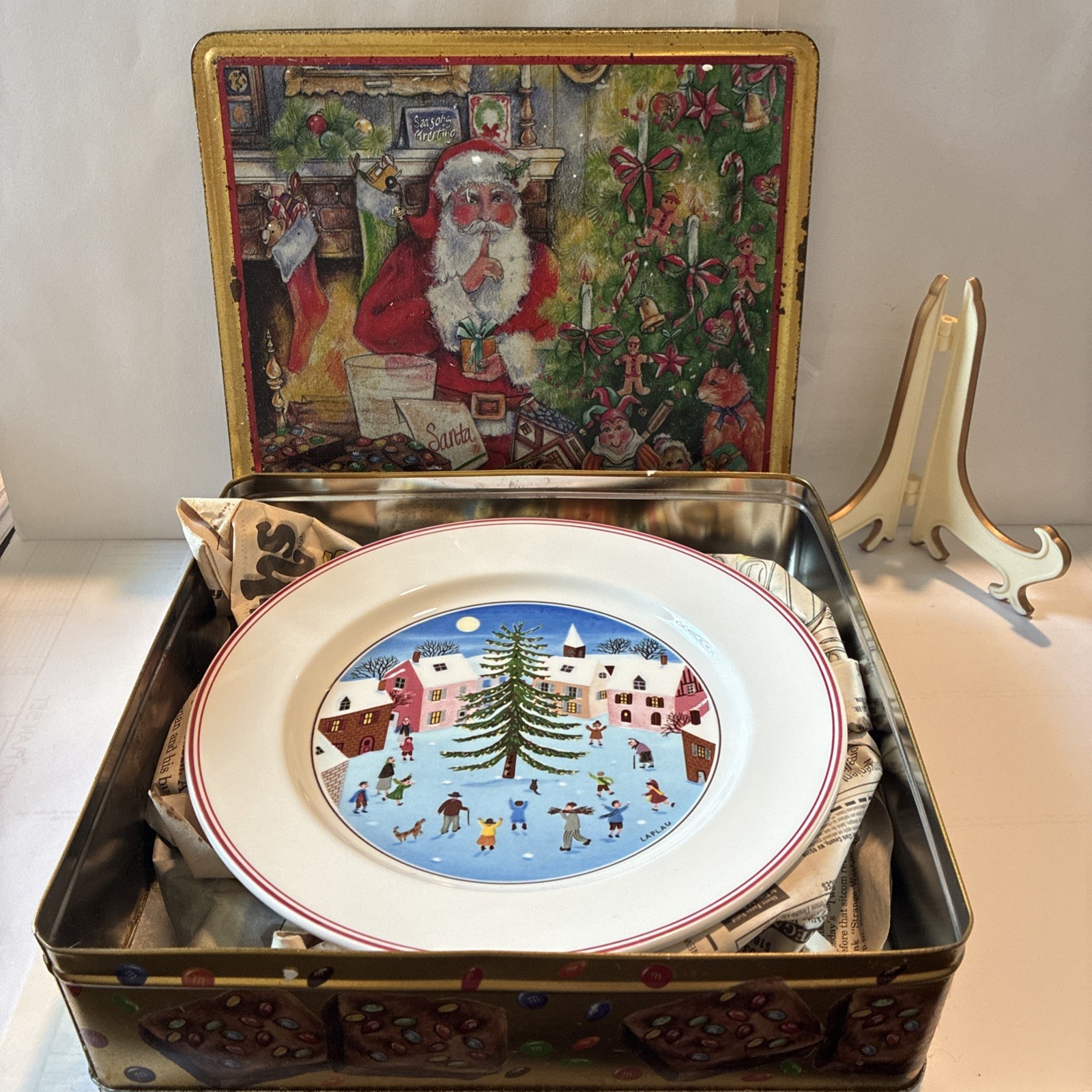 Villeroy & Boch NAIF Christmas Dinner Plate with Stand in Rare M&M Brownie Tin!