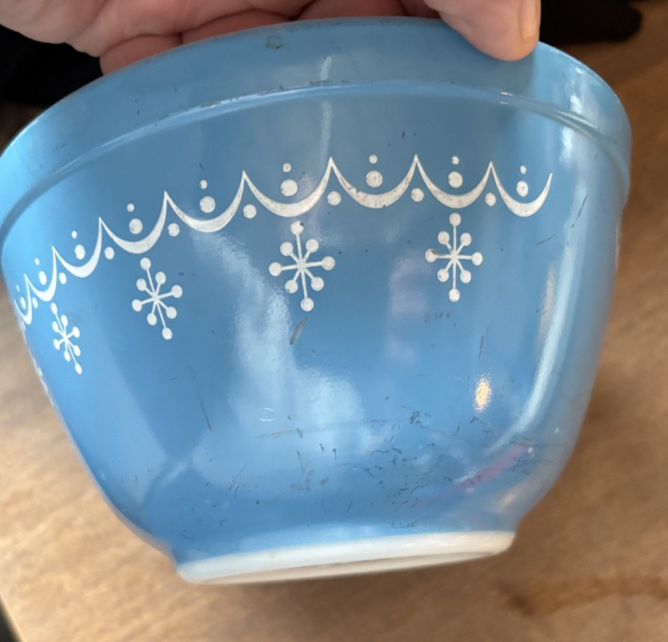 Pyrex Blue w/ White Snowflake 1 1/2Pt 401 Mixing Bowl Good Used Condition