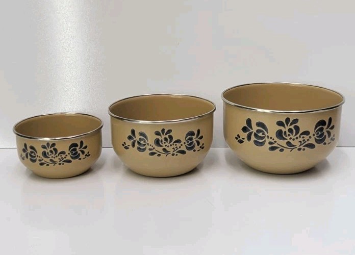 Pfaltzgraff 3 Nesting Bowls Enamel Blue Flowers Tan Folk Art Country Farmhouse