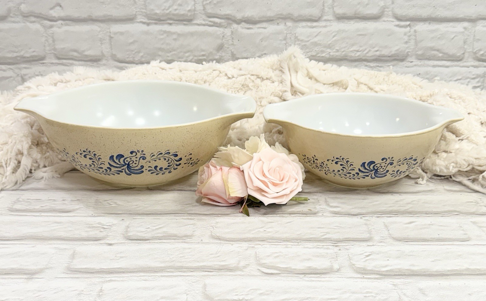 Vtg PYREX Homestead Cinderella Nesting Mixing Bowls 2ct 443 – 2.5 Qt & 444 – 4Qt