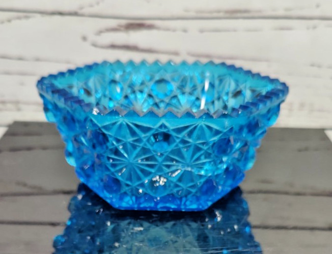 Vintage L.E. Smith Blue Art Glass Hexagon Daisy and Button Bow Sawtooth Rim