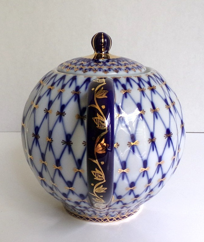 VINTAGE LOMONOSOV RUSSIAN IMPERIAL COBALT NET with GOLD PORCELAIN TEAPOT 5 1/4″