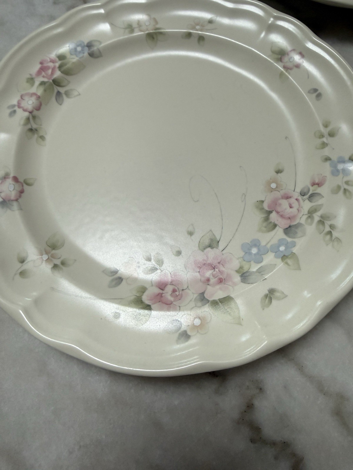 4 Pfaltzgraff tea Rose • 10 3/8″ Scalloped Dinner Plates EUC