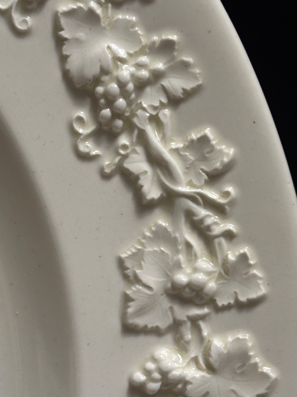 2 Wedgwood QUEENSWARE Embossed 10.25″ DINNER PLATES 1969 Vintage Vine Garland