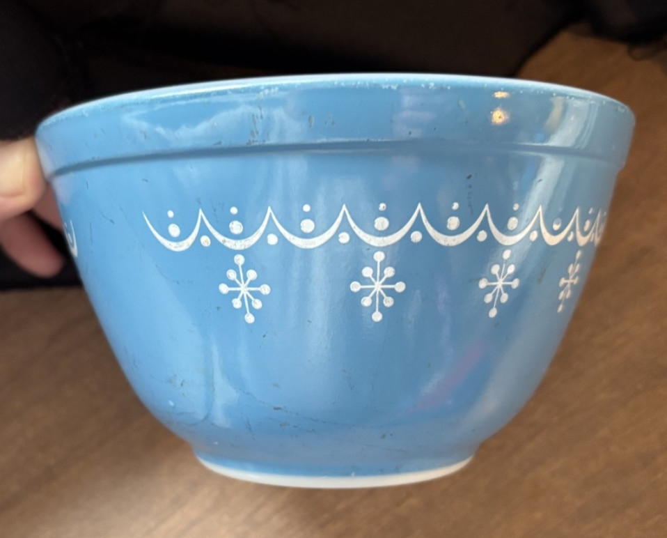 Pyrex Blue w/ White Snowflake 1 1/2Pt 401 Mixing Bowl Good Used Condition