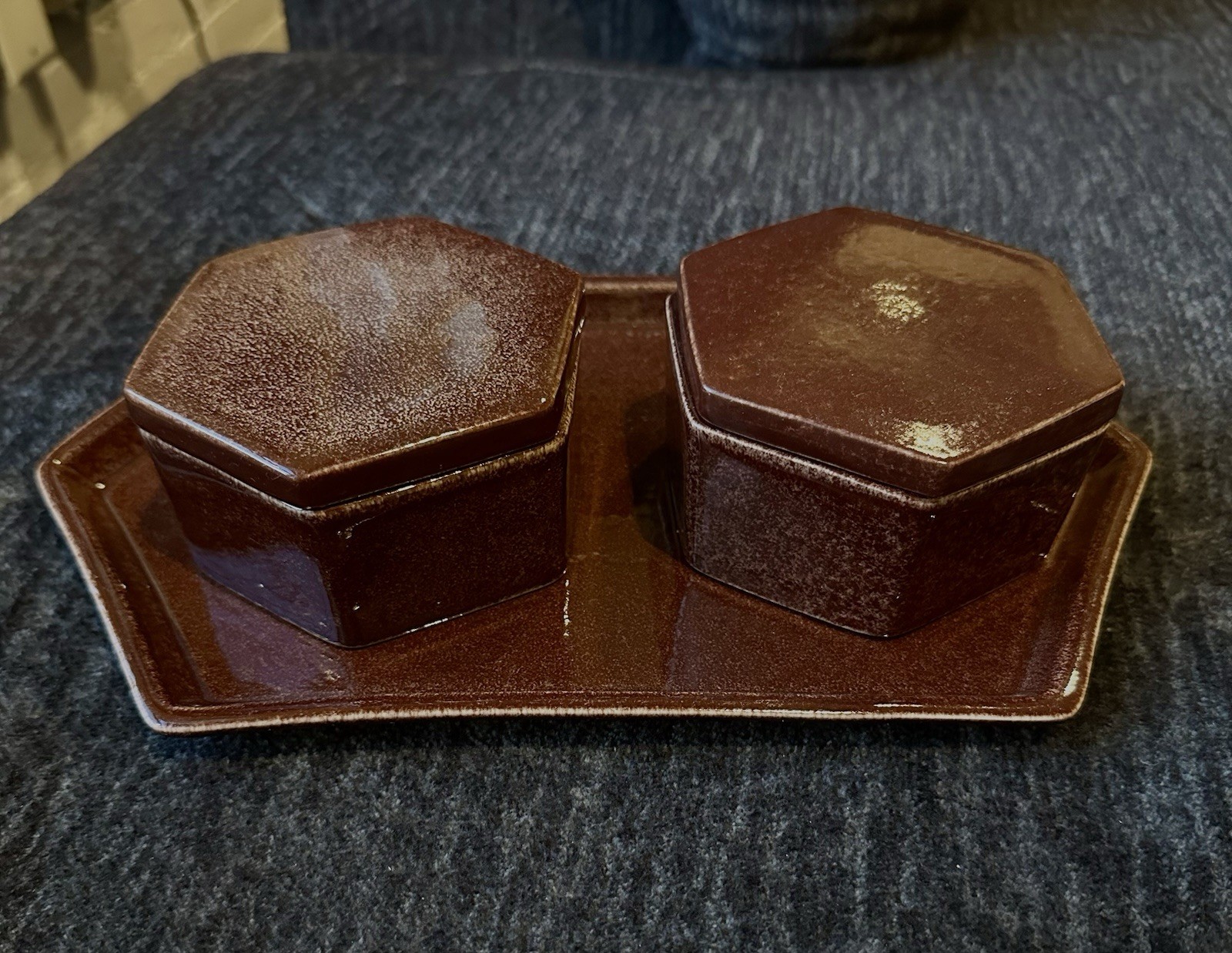 BENNINGTON BLOCK POTTERY VERMONT HEXAGONAL BROWN TRINKET BOXES AND TRAY