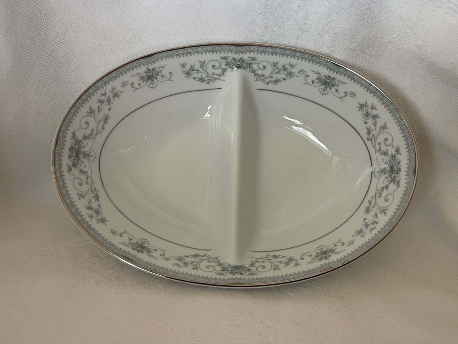 Noritake COLBURN – 10″ Oval Divided Vegetable Bowl – Blue roses design