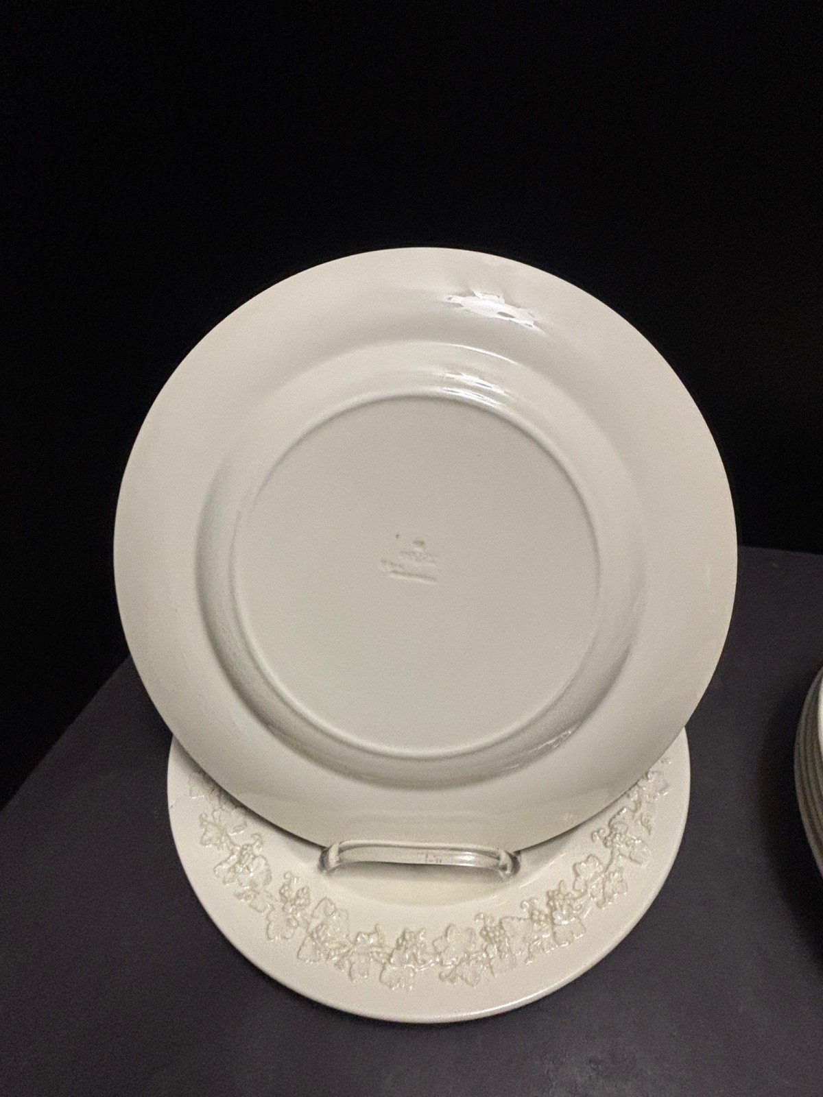 2 Wedgwood QUEENSWARE Embossed 10.25″ DINNER PLATES 1969 Vintage Vine Garland