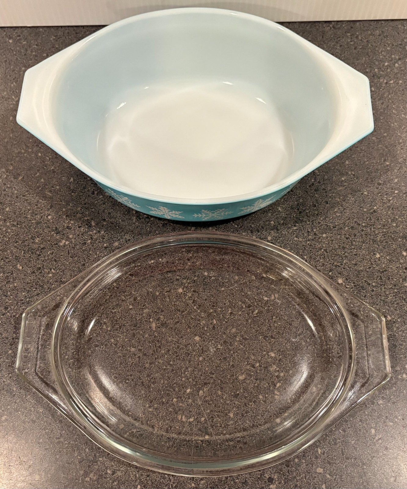 Pyrex 043 Turquoise Snowflake Oval Casserole Dish with Lid 1 1/2 qt vintage EUC