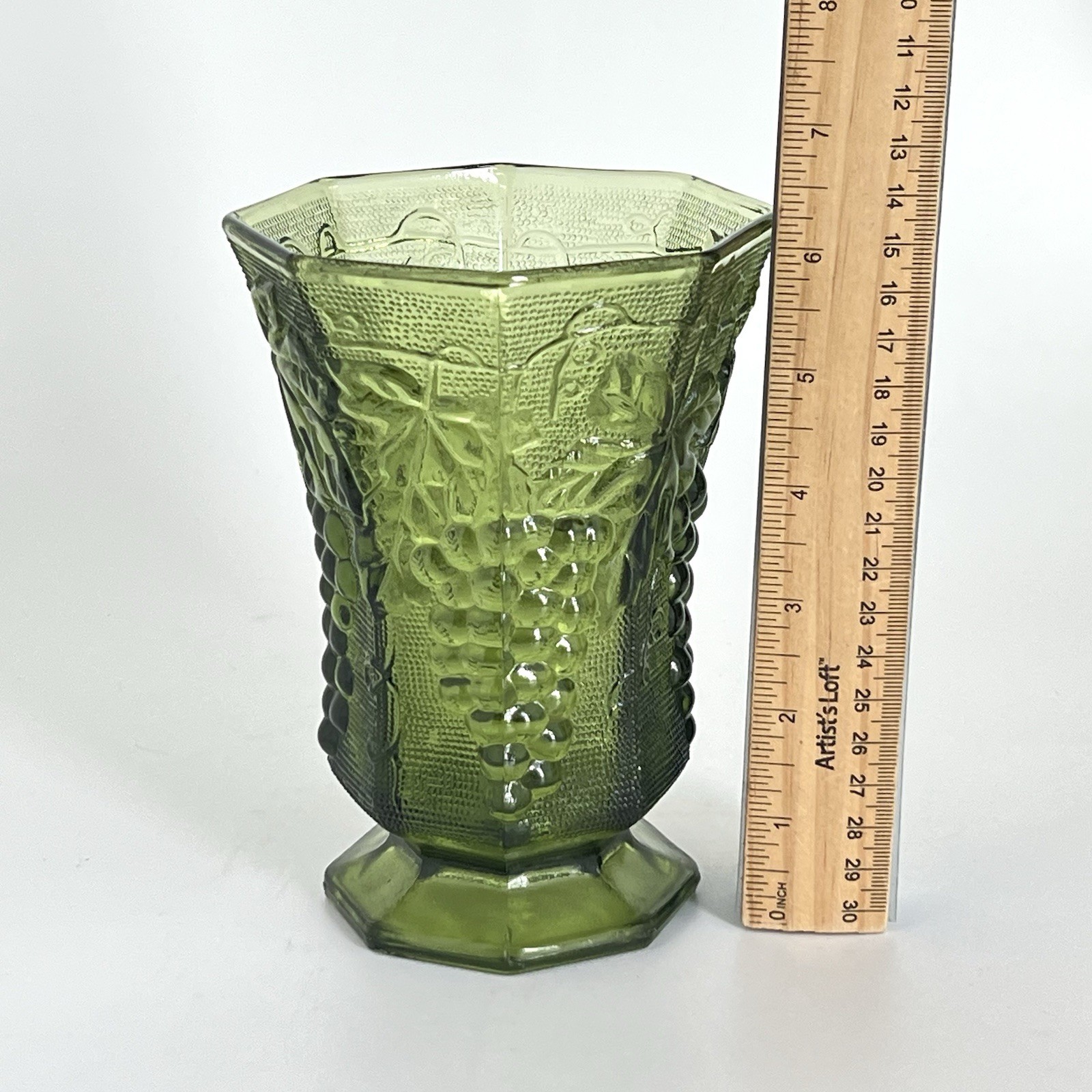 Vtg Anchor Hocking Emerald Green Glass Footed Vase Grapevine Pattern Gorgeous!