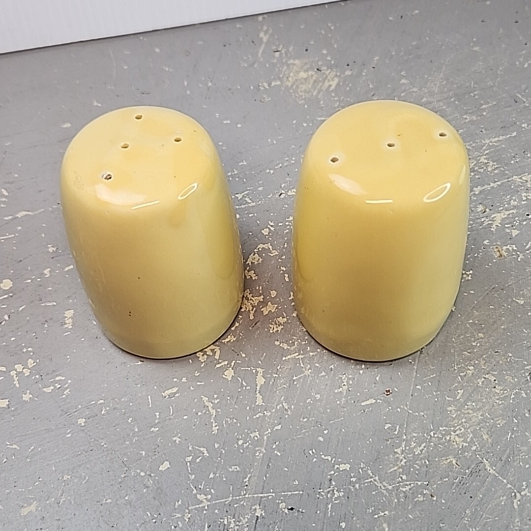 La Solana Yellow Salt & Pepper Shaker Set, 3 3/4″ New Stoppers Adobe “Catalina
