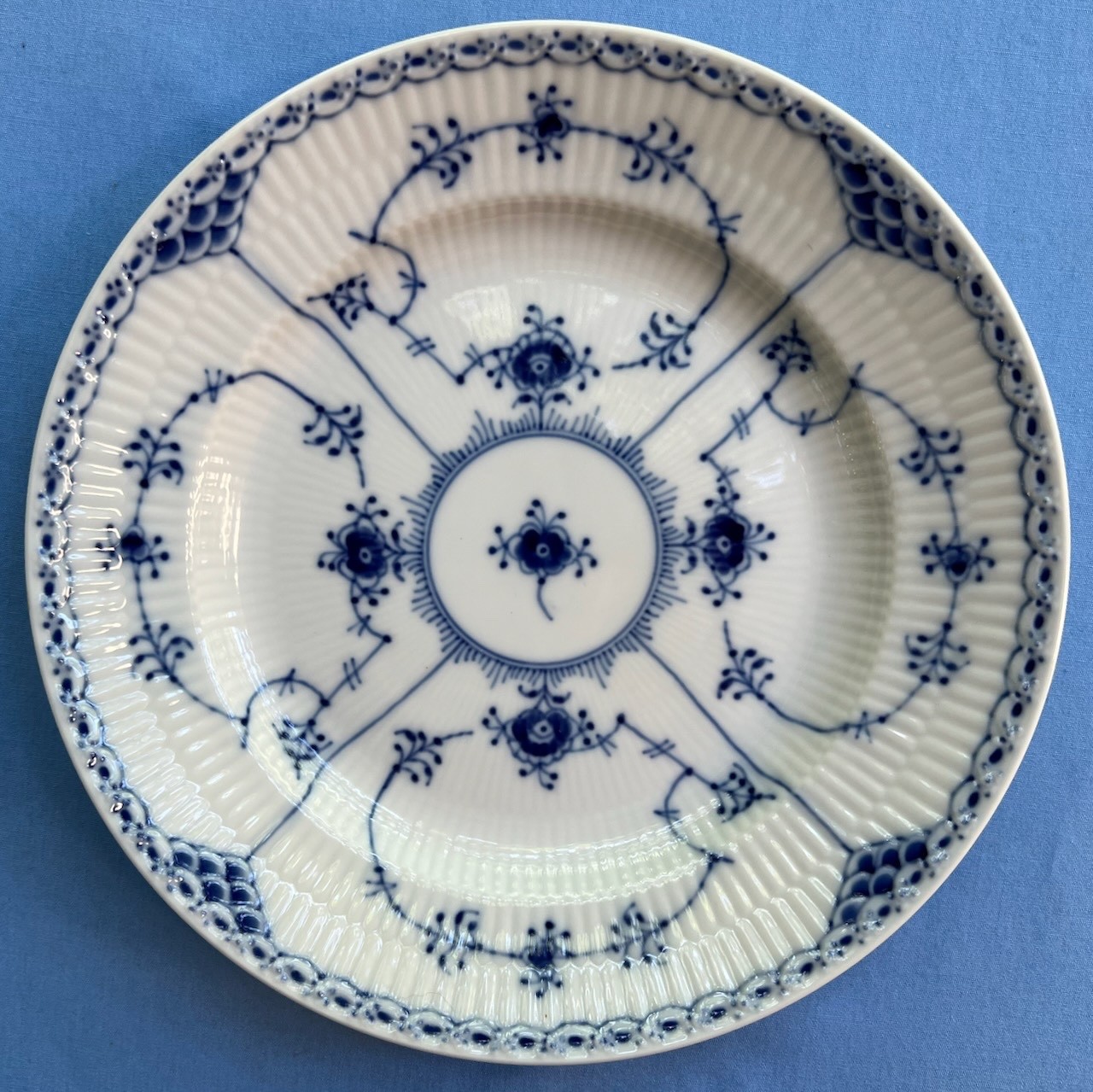 Royal Copenhagen Blue Fluted Half Lace 8 3/4″ Luncheon Plate 572 1st Quality