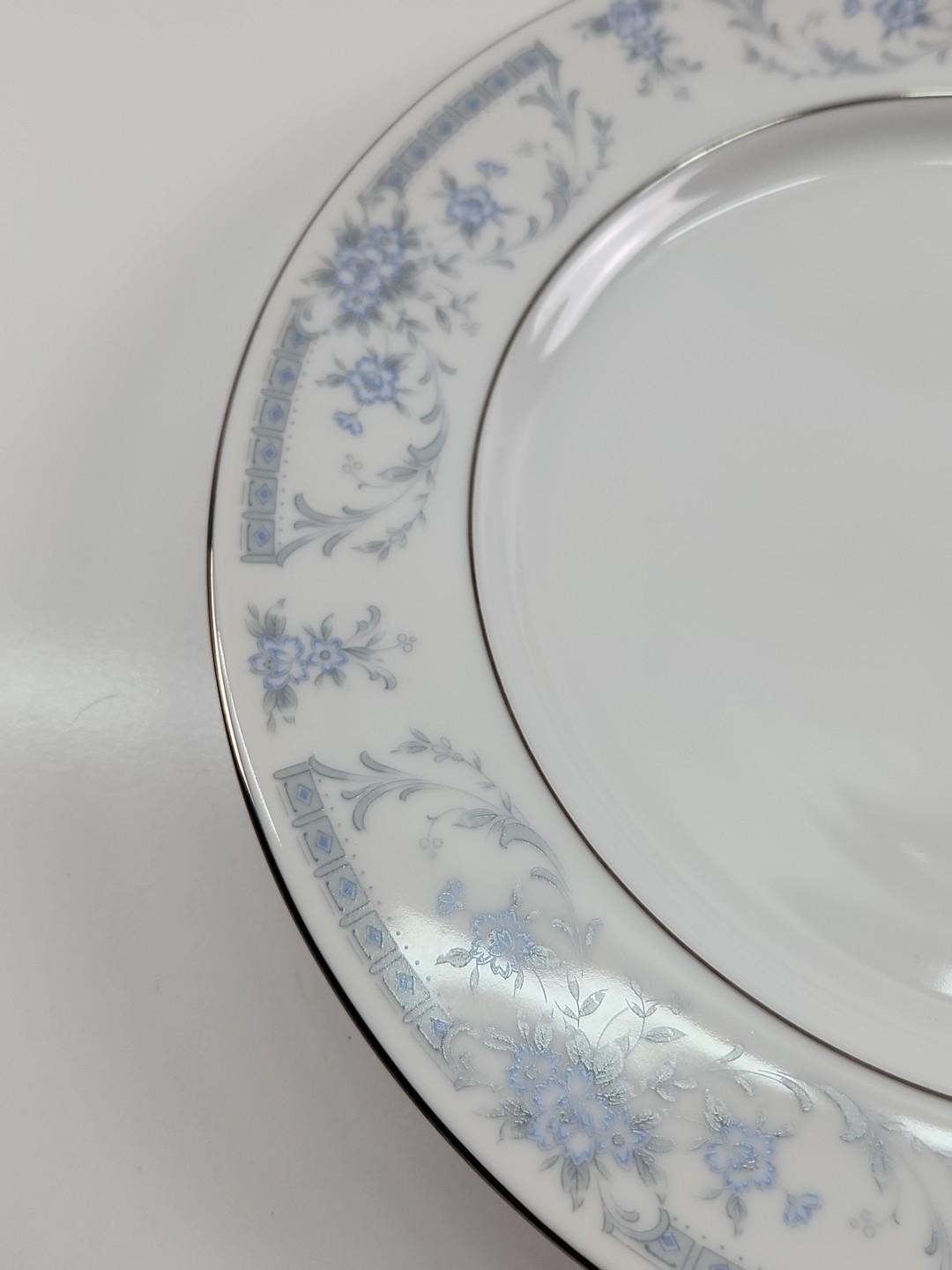 1985 Sheffield Porcelain Fine China 10.25″ Dinner Plates Blue Whisper Japan
