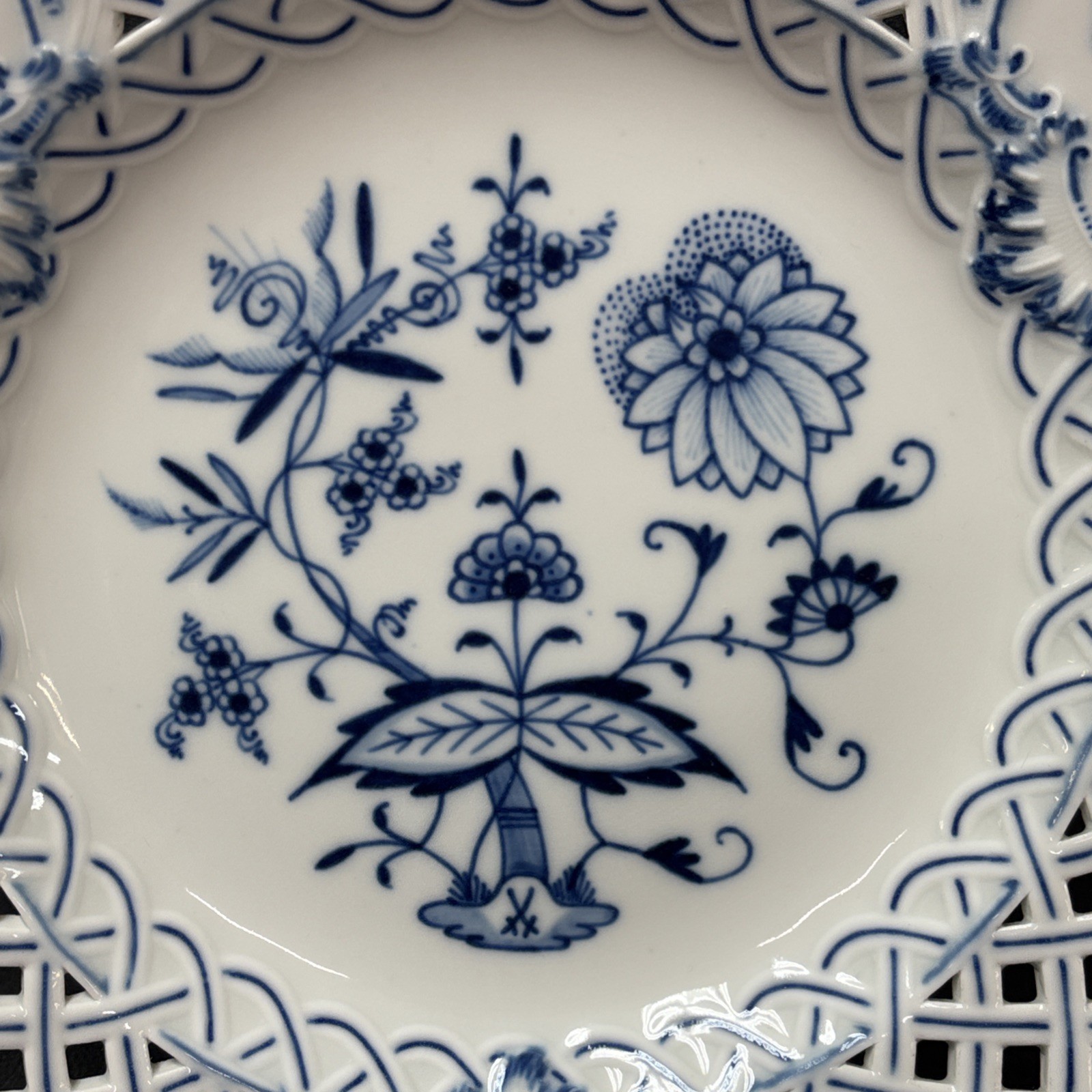 Meissen BLUE ONION Reticulated (No Trim) Charger Plate Platter 11 1/4 Inches