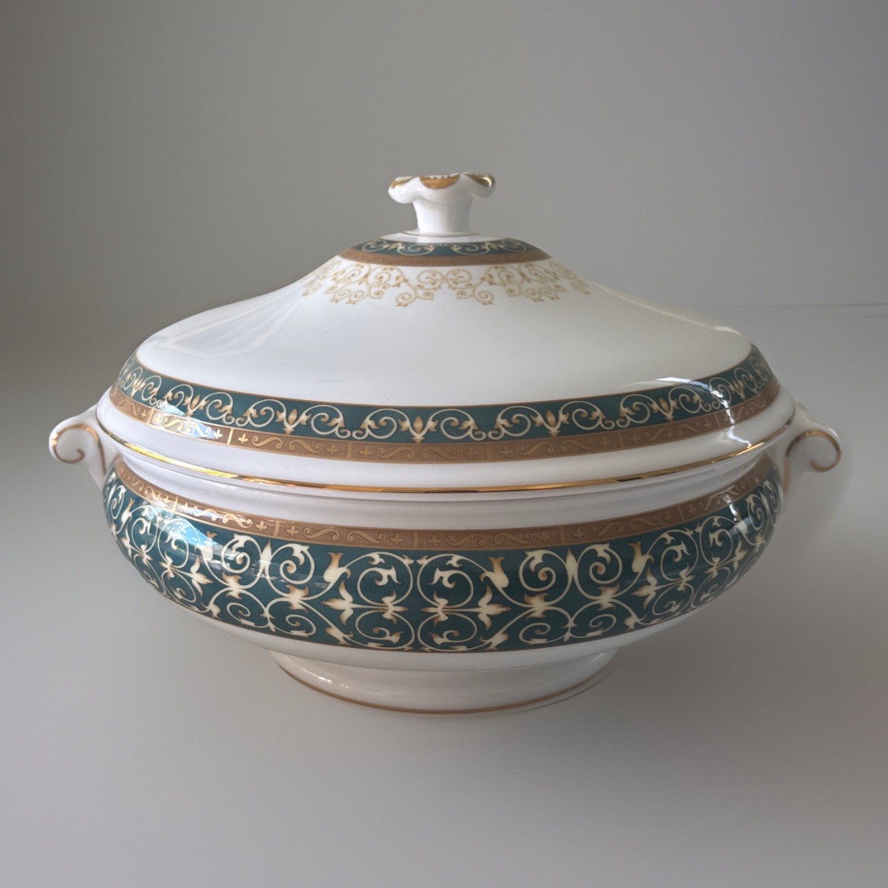 Wedgwood Everleigh Dark Green Covered Vegetable Bowl Excellent