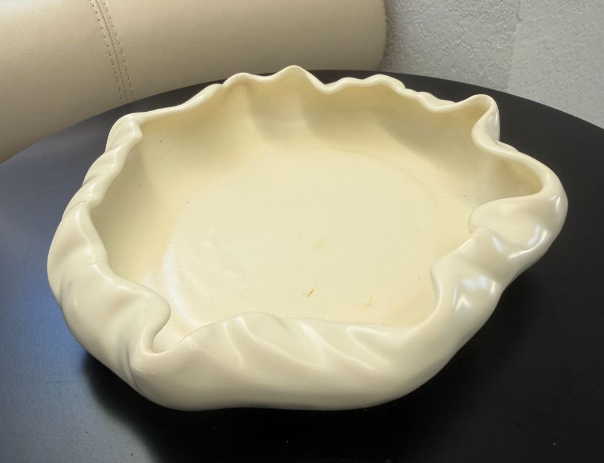 VINTAGE CEMAR CREAM-COLORED CALIFORNIA POTTERY BOWL ‘AMOEBA’ CURLED EDGE MCM
