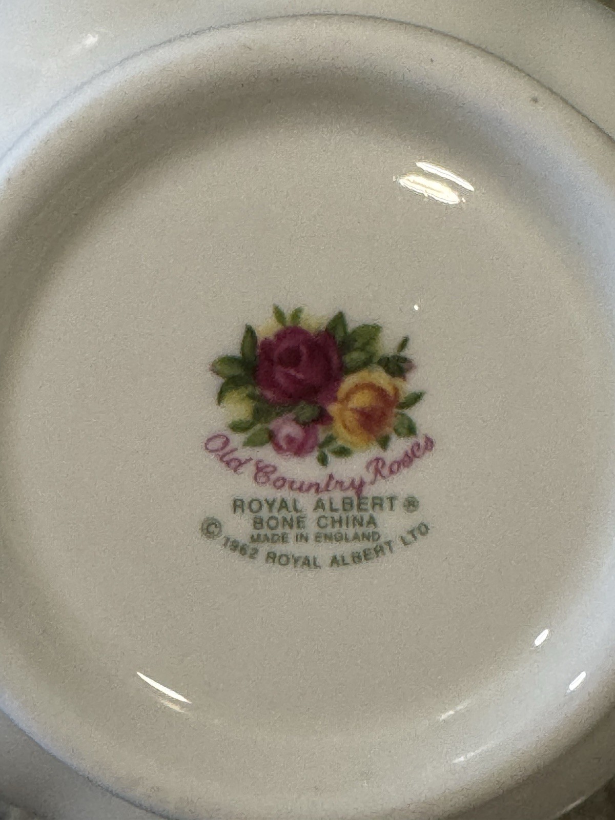 New ROYAL ALBERT OLD COUNTRY ROSES Teacup/Saucer Gold/Pink Bone, England