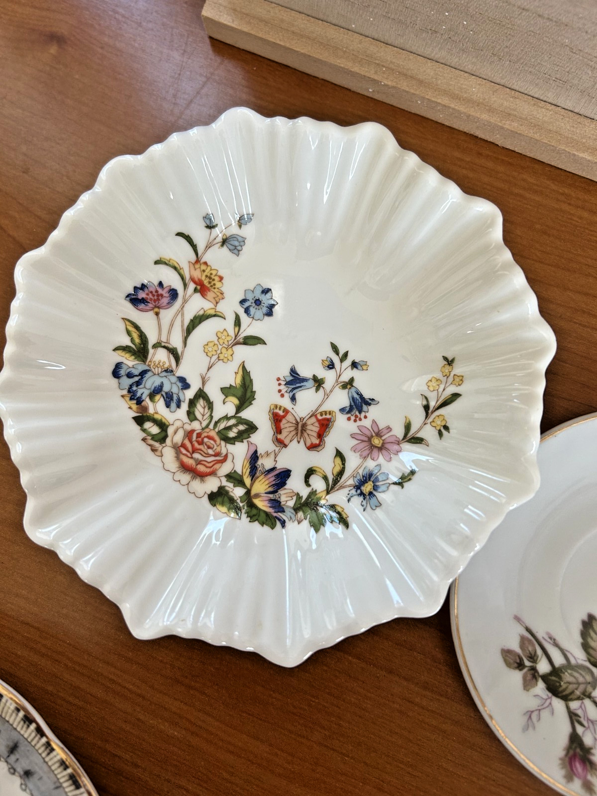 Lot: 6 Vintage Floral Variety Cottage Core Wall Plate Decor 10″ & Smaller