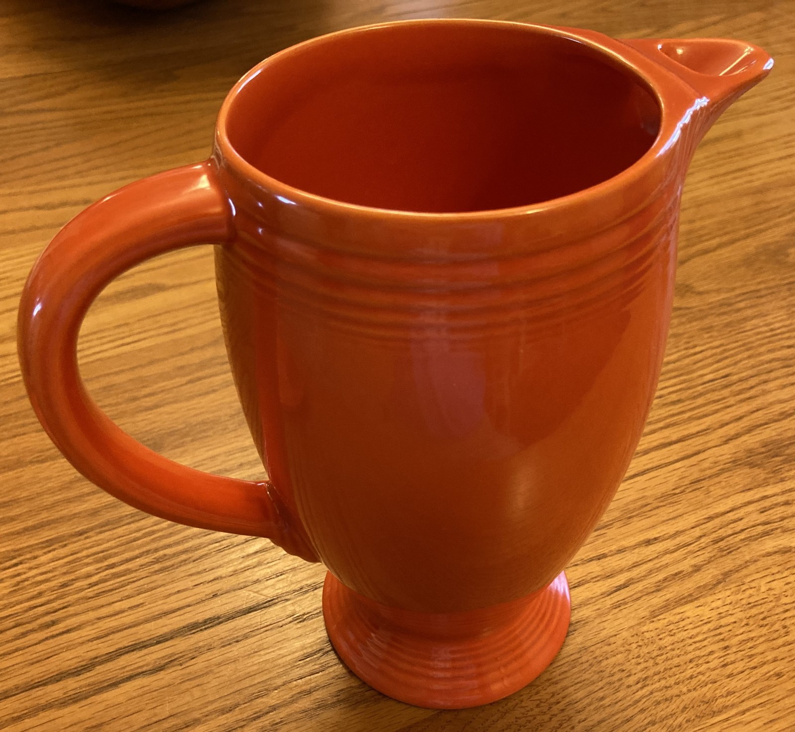 Vintage Fiesta coffee pot with lid in “radioactive” red (exc.) (1936-1959)