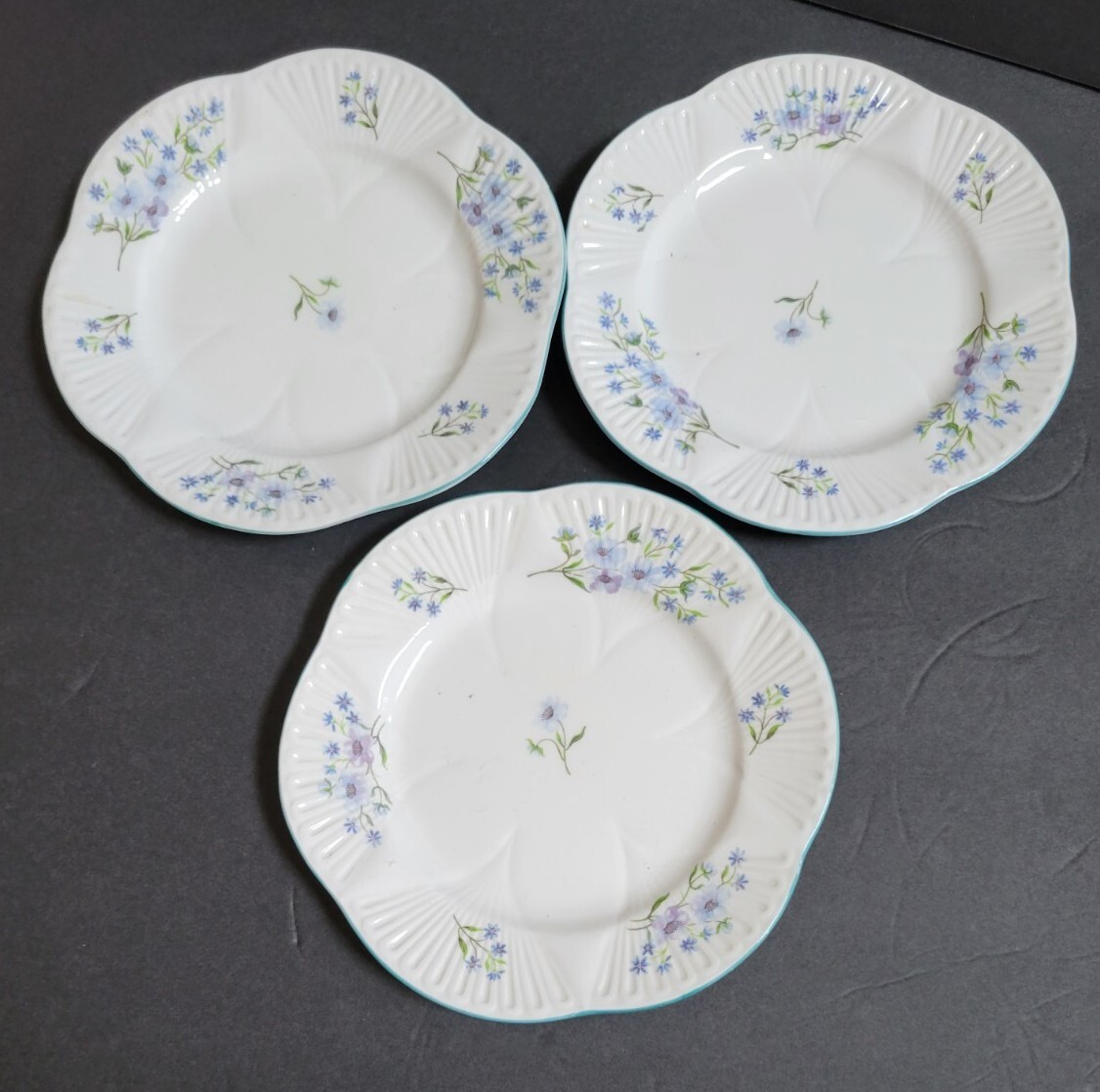 7 SHELLEY England BLUE ROCK Dainty Blue Flowers ~ 7″ Salad PLATES