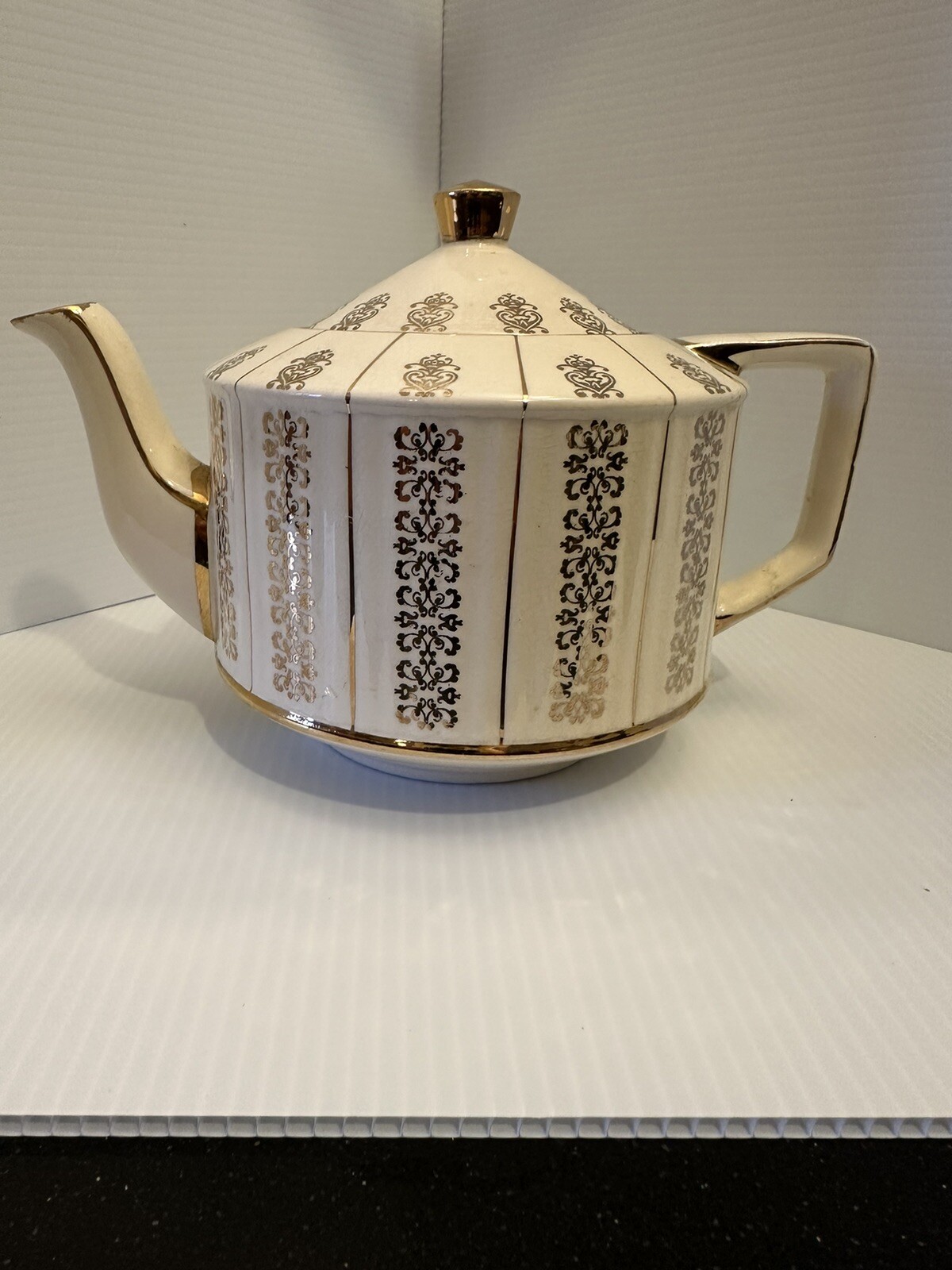 Sadler England Ceramic Tea Pot Gold Trim.