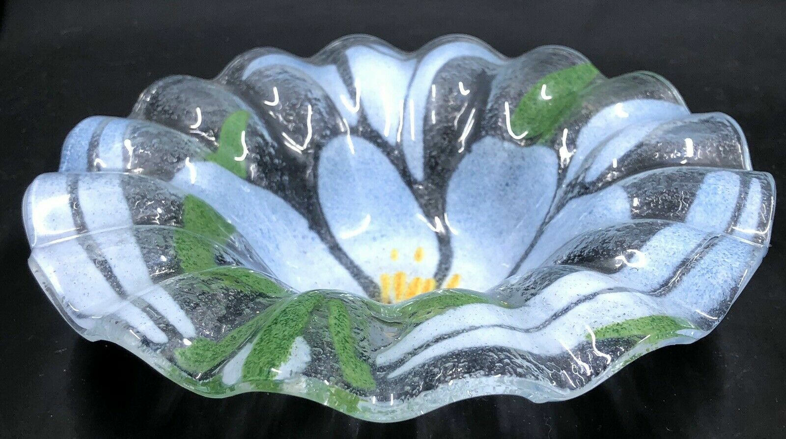 Lovely Fused Art Glass Round Dish White Lily Flower Ruffled Edge 7”
