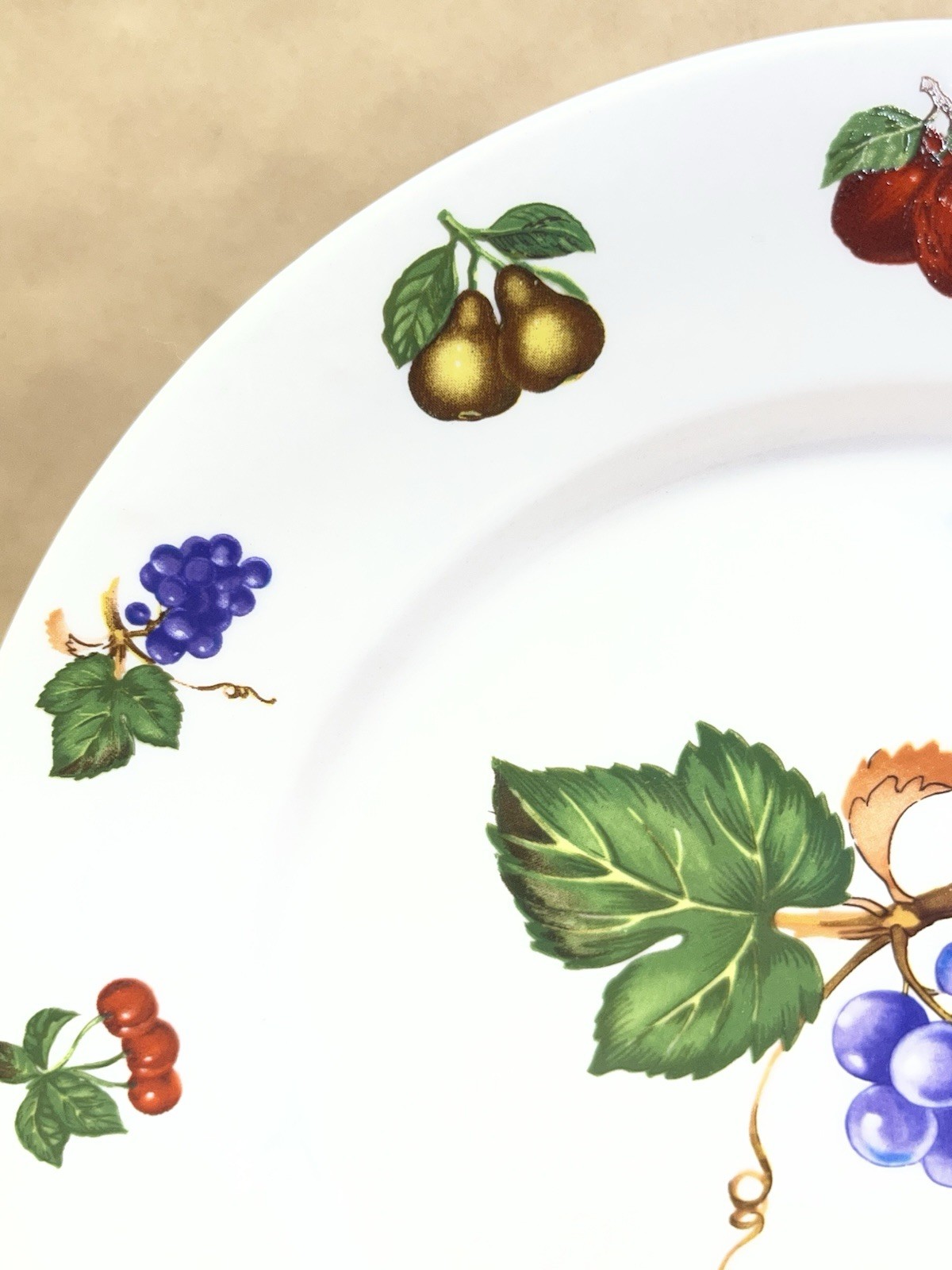 Delicious Tabletops Dinner Plate 10 3/4” PURPLE GRAPES Fruit Border Apples, Pear