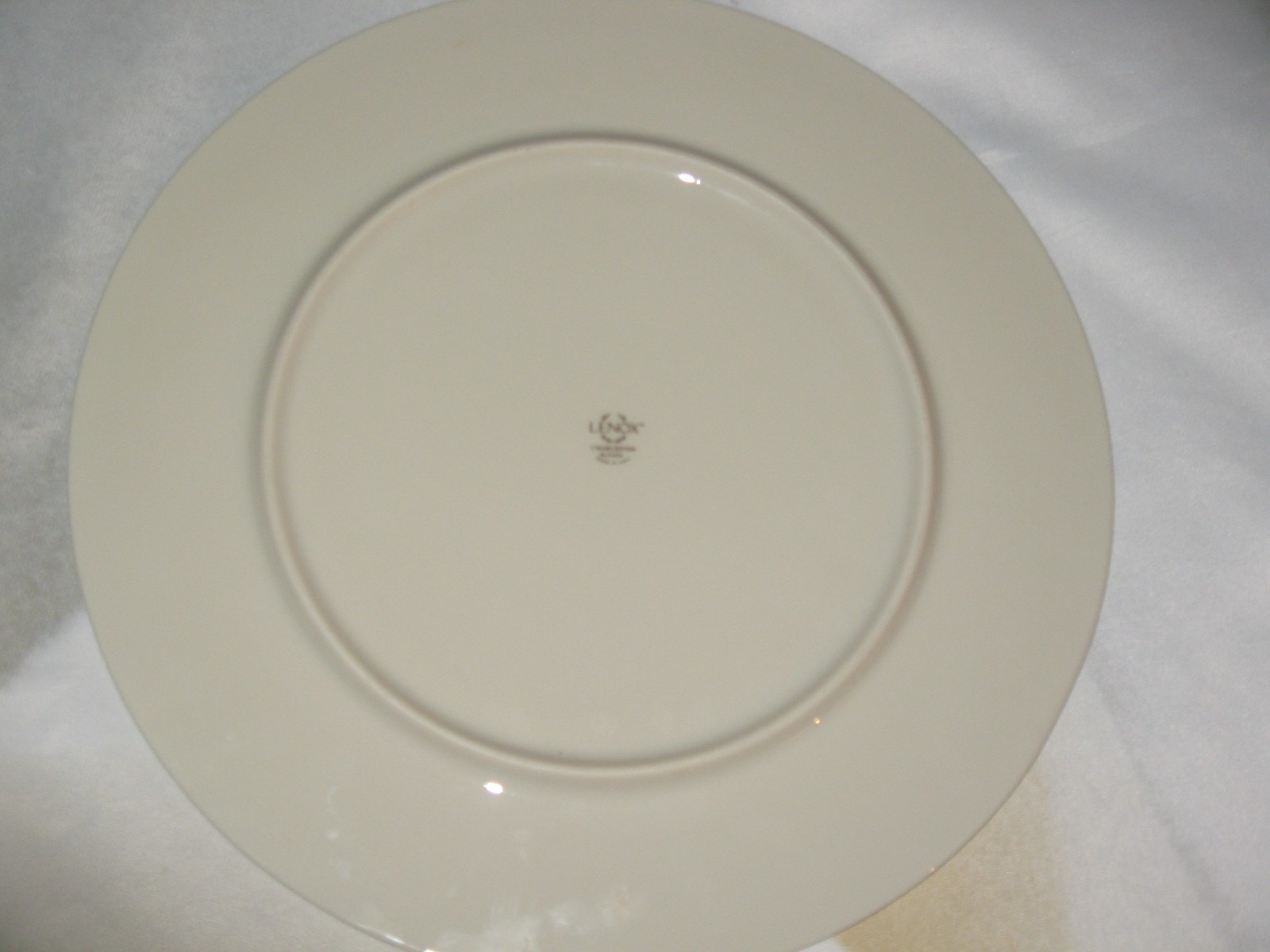 Lenox Charleston Large 11 3/4 inch Cake Plate