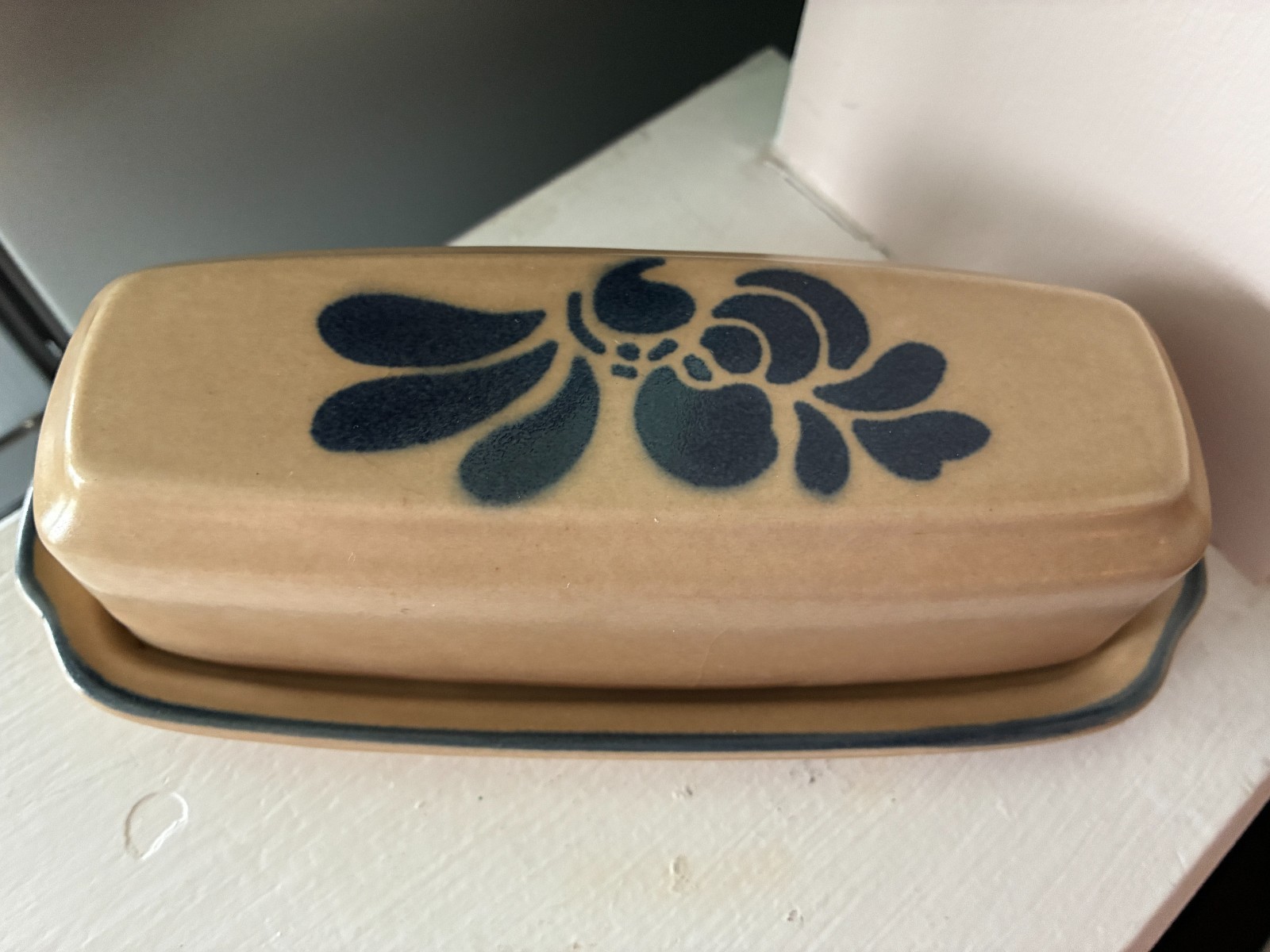 Pfaltzgraff Folk Art Covered Butter Dish 7 1/2”x 3 1/8”x 2 3/4” Vintage Rare
