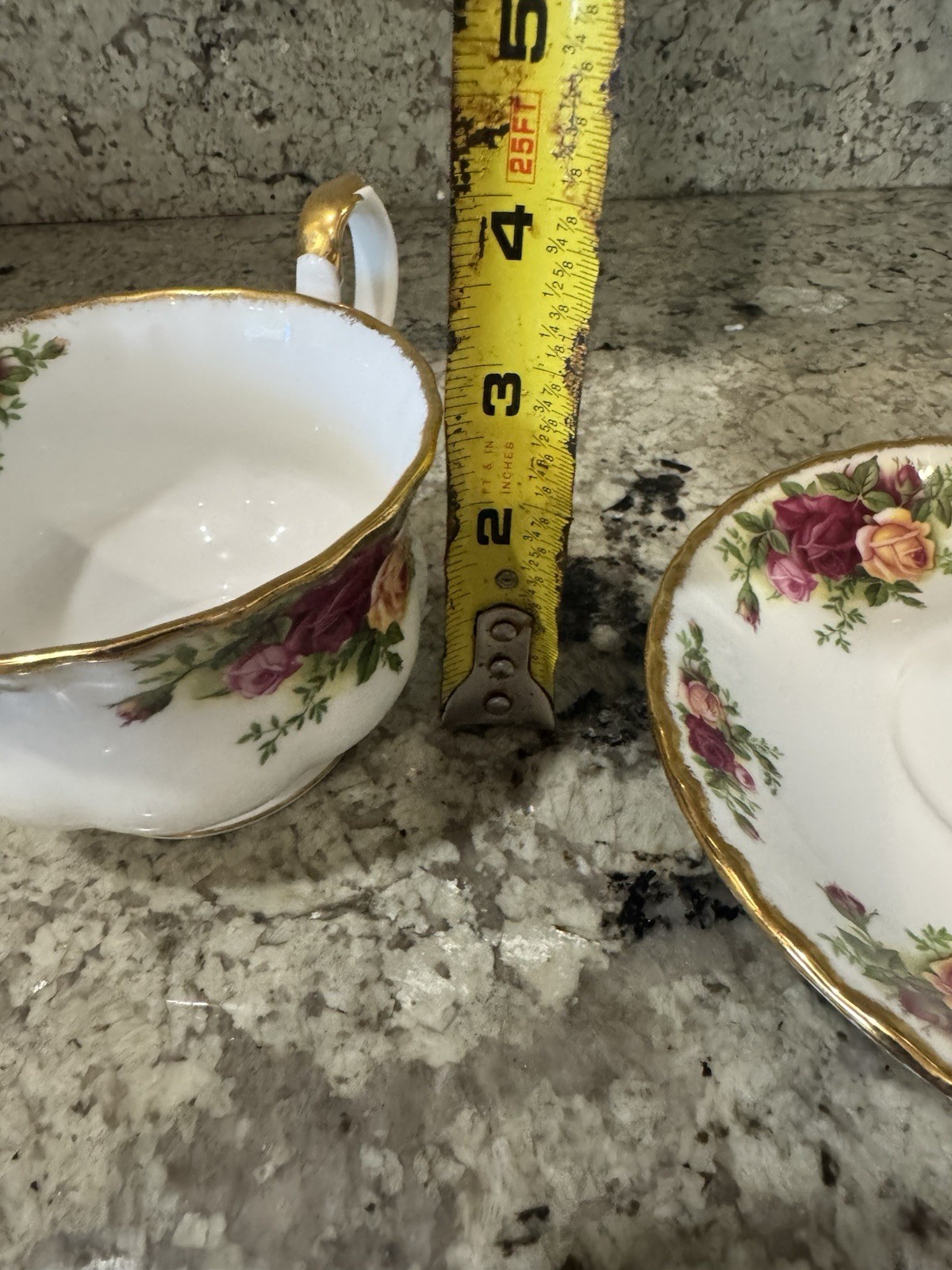 New ROYAL ALBERT OLD COUNTRY ROSES Teacup/Saucer Gold/Pink Bone, England