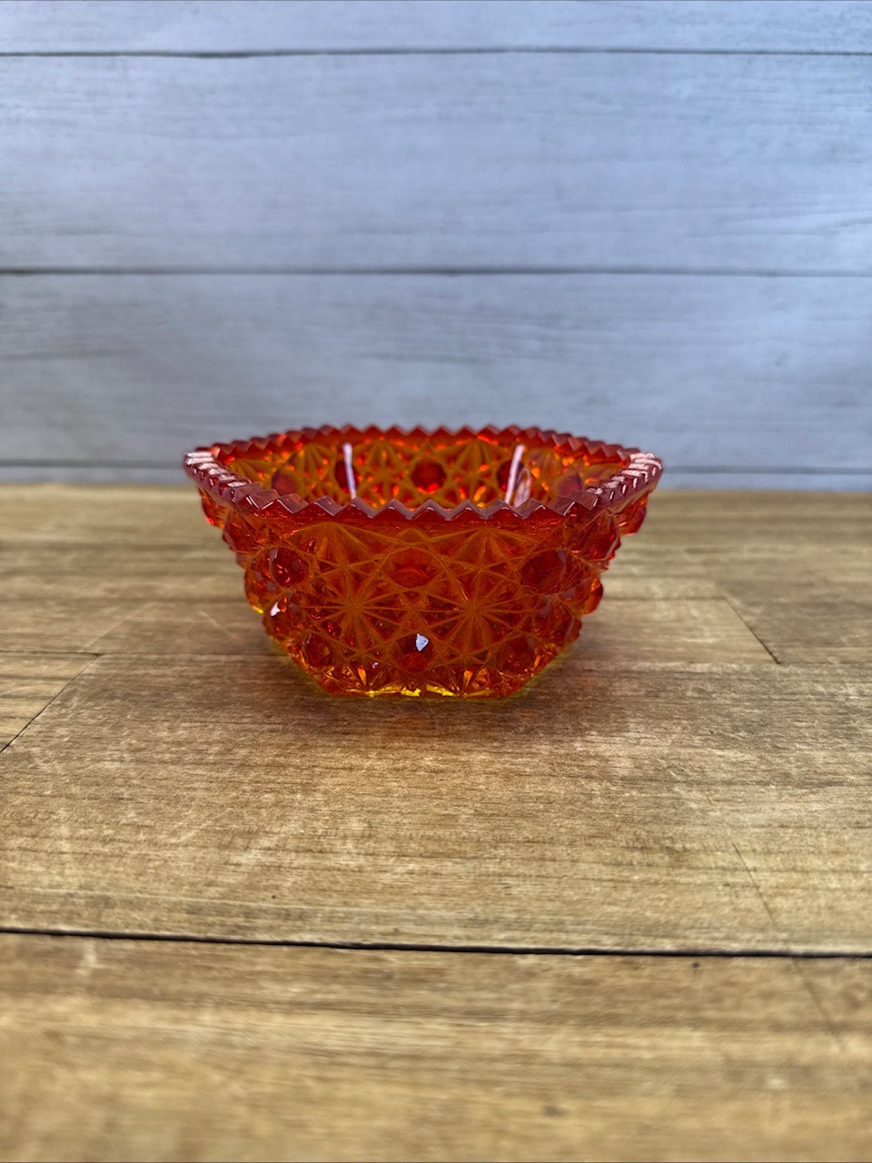 LE Smith Amberina Hexagon Daisy And Buttons Sawtooth Candy Dish 5″