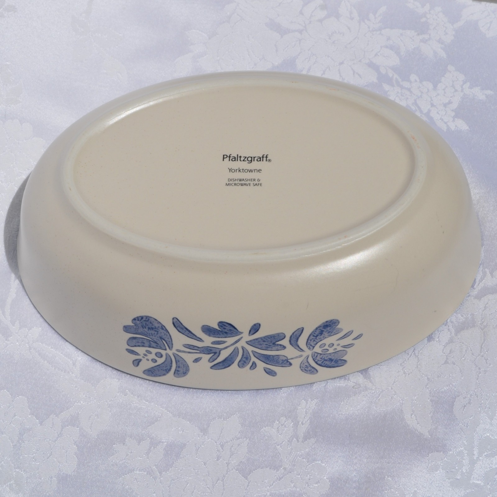 Pfaltzgraff Yorktowne Oval Serving Bowl 10″x7.25″x2.75″ Blue on Cream Stoneware