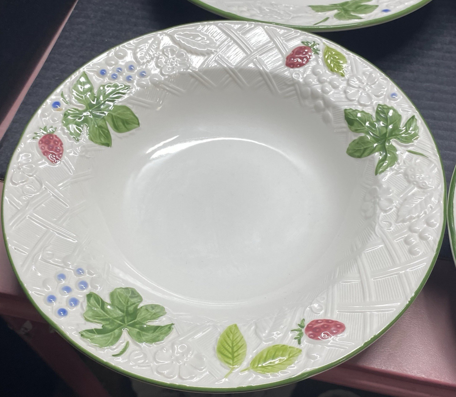 Mikasa COUNTRY BERRIES Strawberry Large Rim Salad Bowls (4) & Dinner Plates (2)