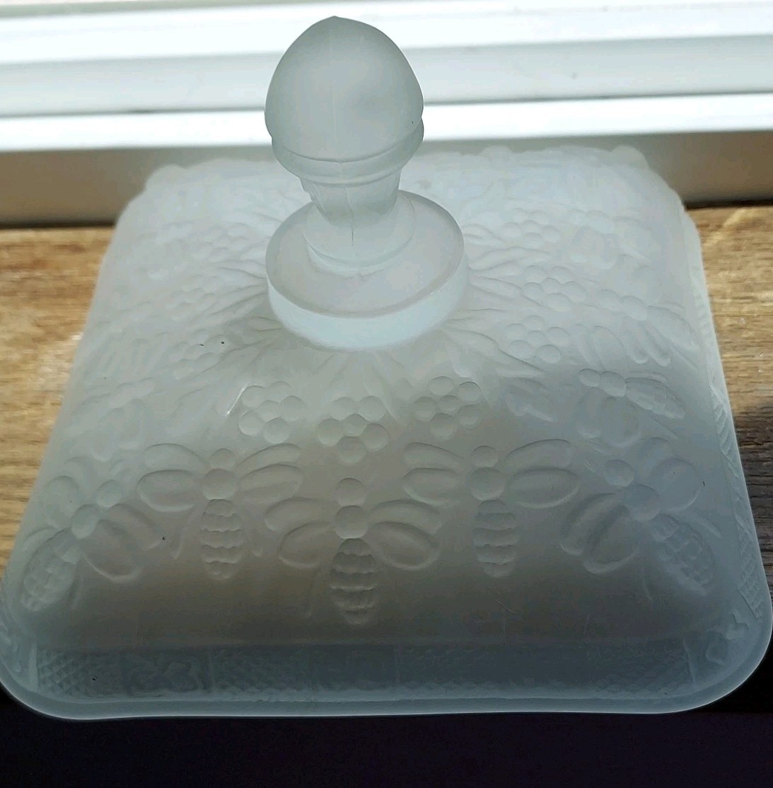 Indiana Glass Tiara Honey Bee Hive Box FROSTED Candy Dish LID ONLY Read Descript