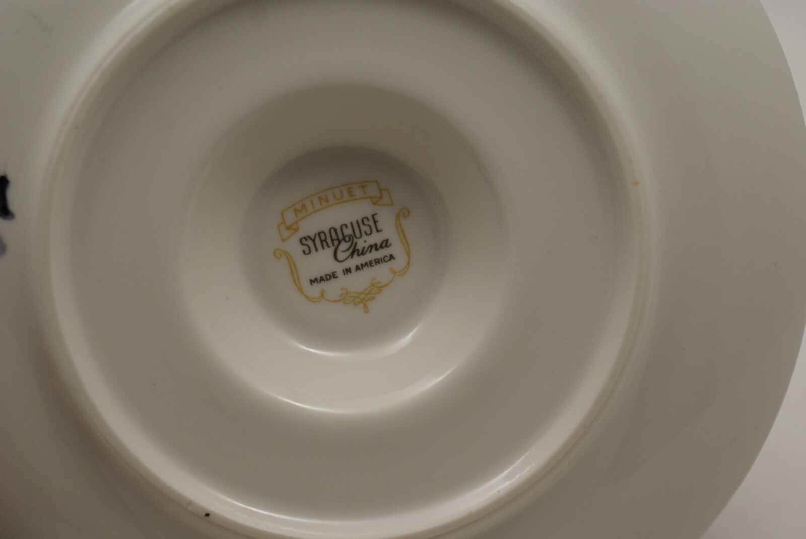 Syracuse Minuet Off White Leaves On Blue Platinum Trim Gravy Boat Plate Attached