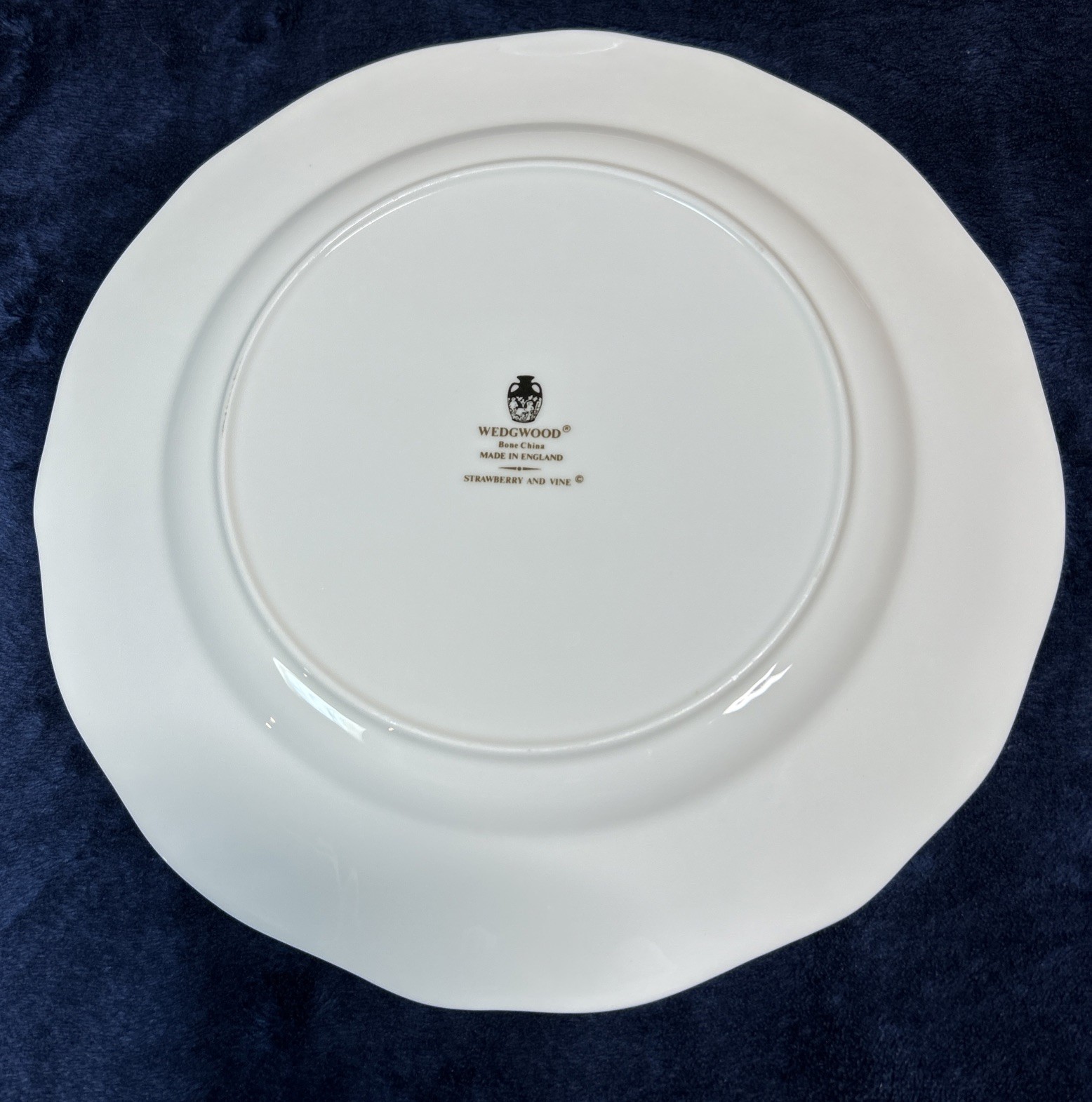Wedgwood Strawberry & Vine Bone China England 11 1/8″ Dinner Plates, Set 4, EUC