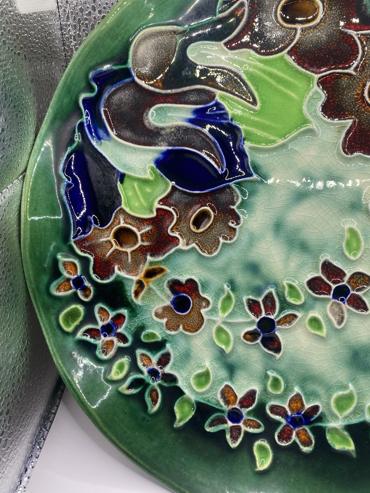 Vtg 1950 Pottery plate Tubelined Resembles Moorcroft 10 1/2 Inches Multicolor