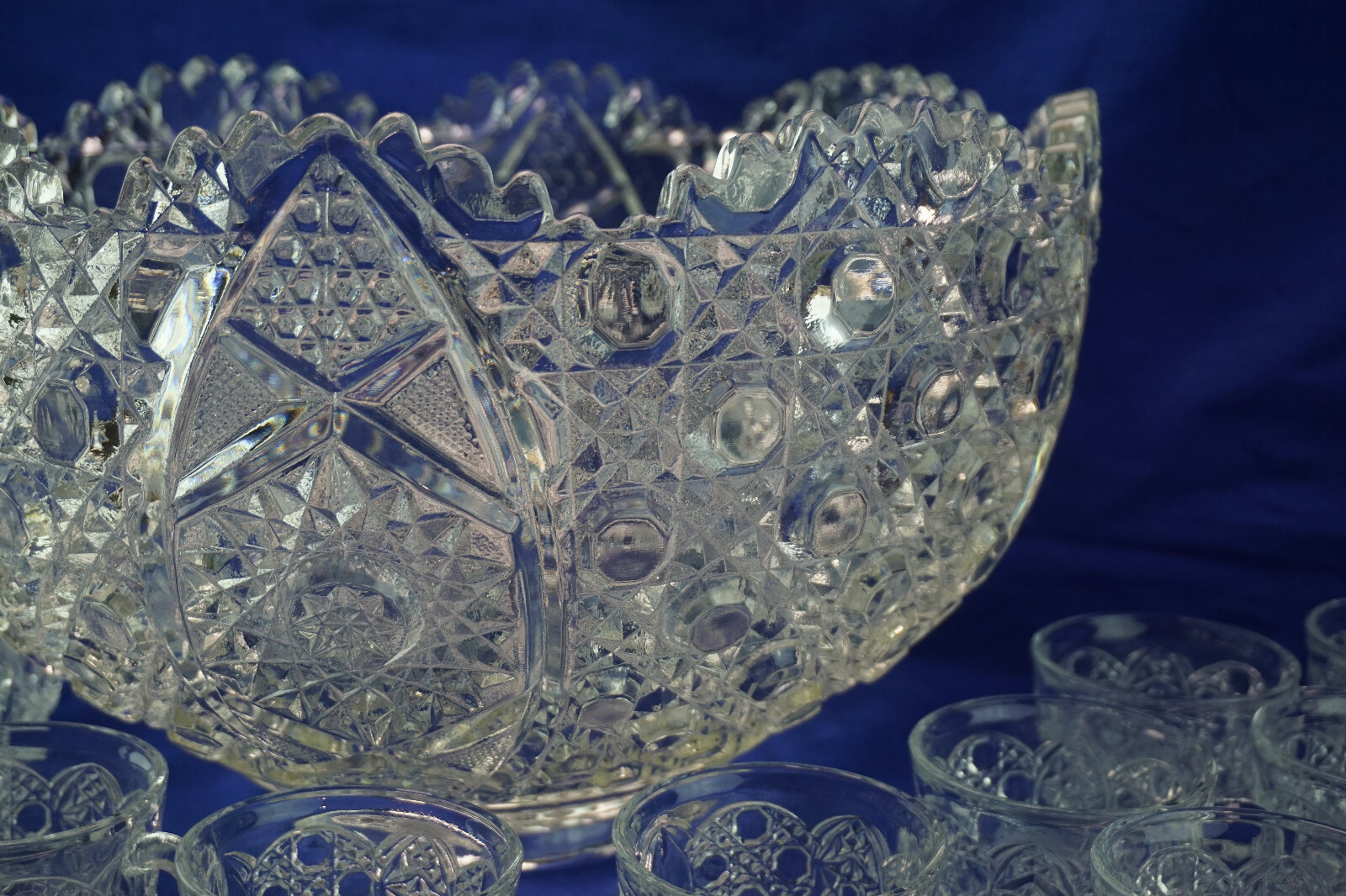 L E Smith Daisy & Button Punch Bowl & (18) Cups, 2 1/8″ in Original Box
