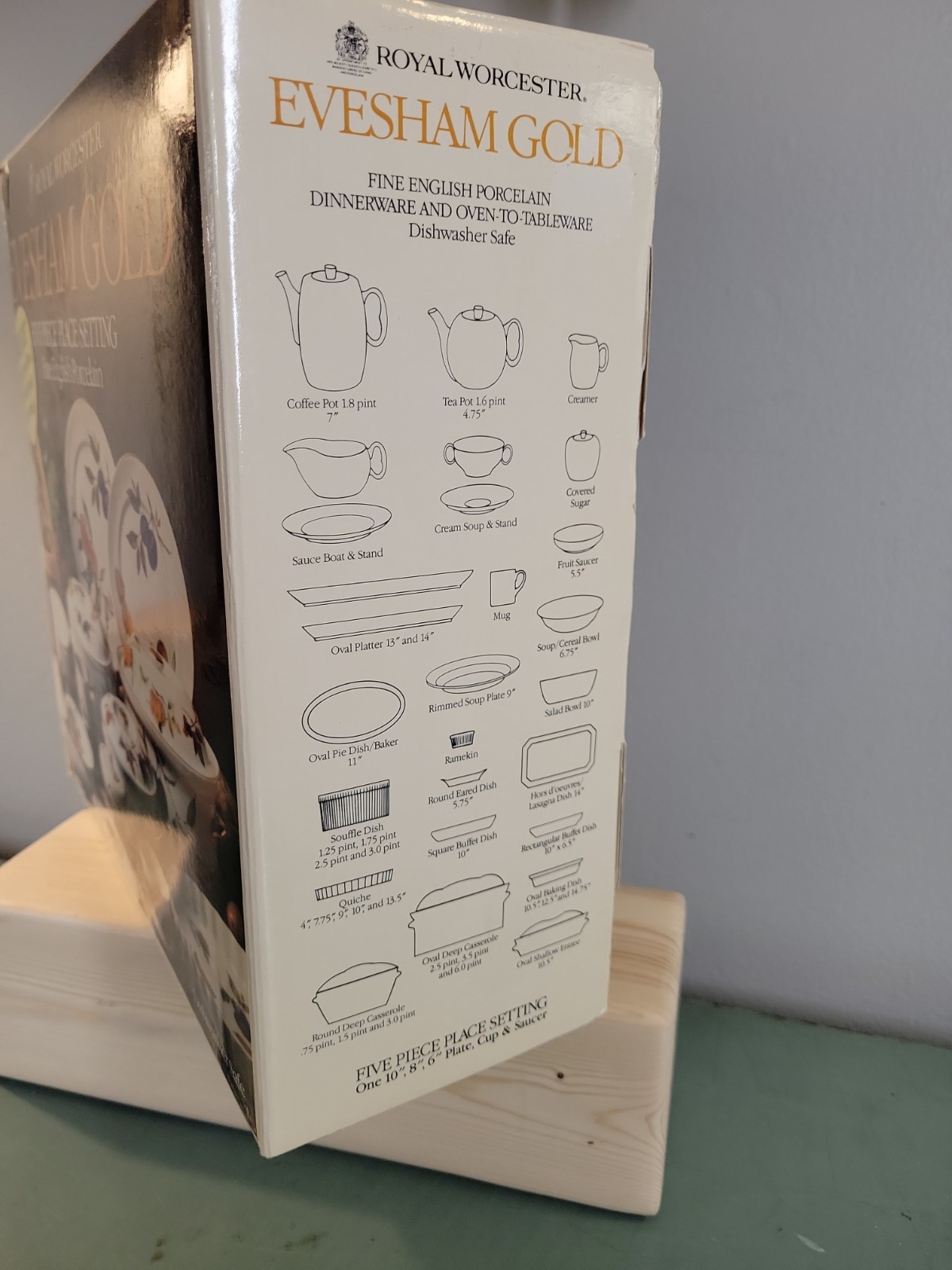 Nib Royal Worchester Evesham Gold Five Piece Set With Bonus Soup/Cereal Bowl
