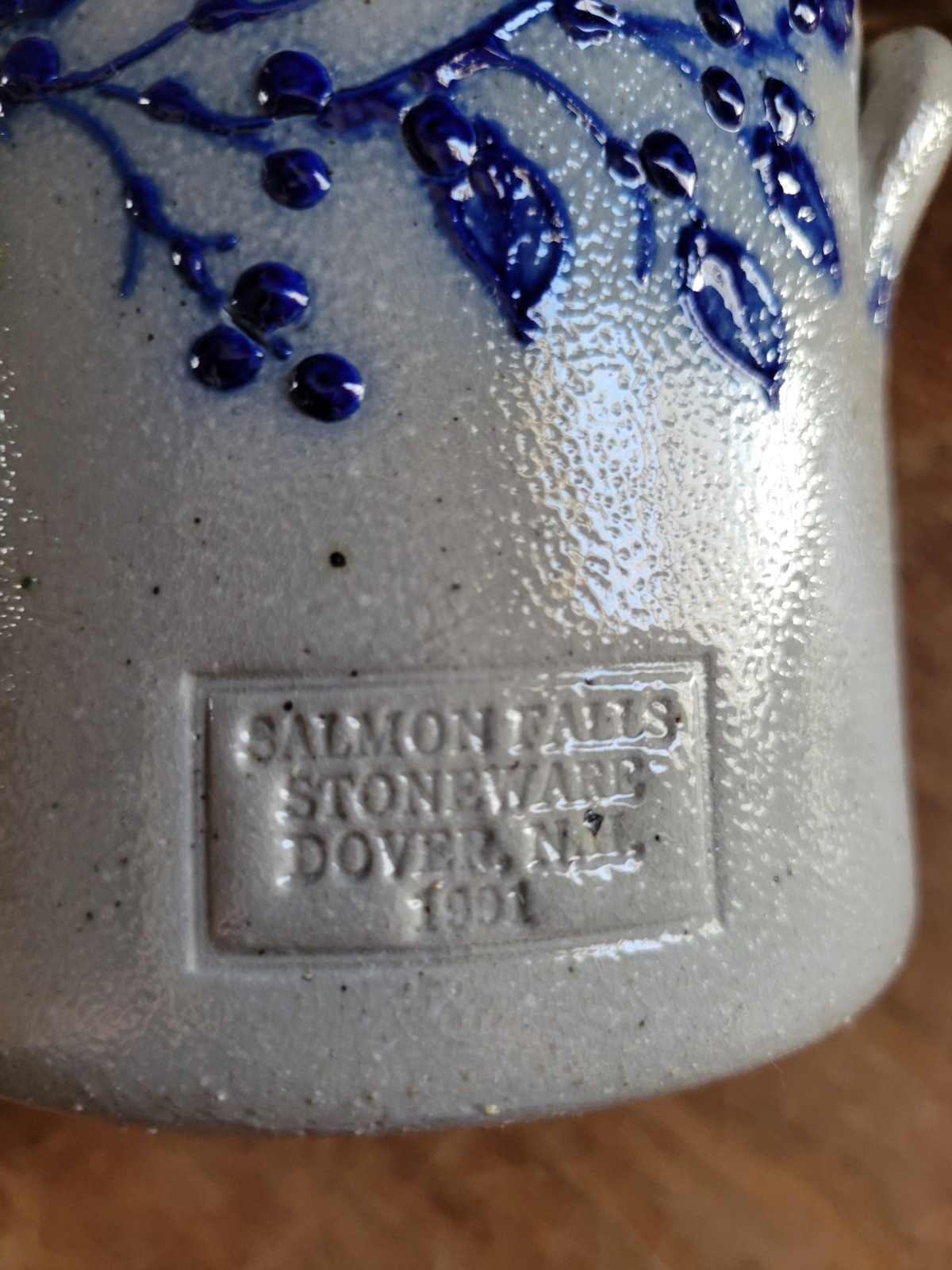 Salmon Falls Stoneware Pottery Crock Blueberry Vines 1991 5.25″