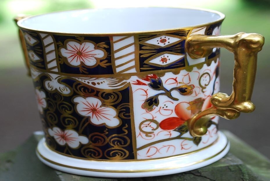 RARE Vintage ROYAL CROWN DERBY 2 Handled Loving Cup TRADITIONAL IMARI Blue Gold